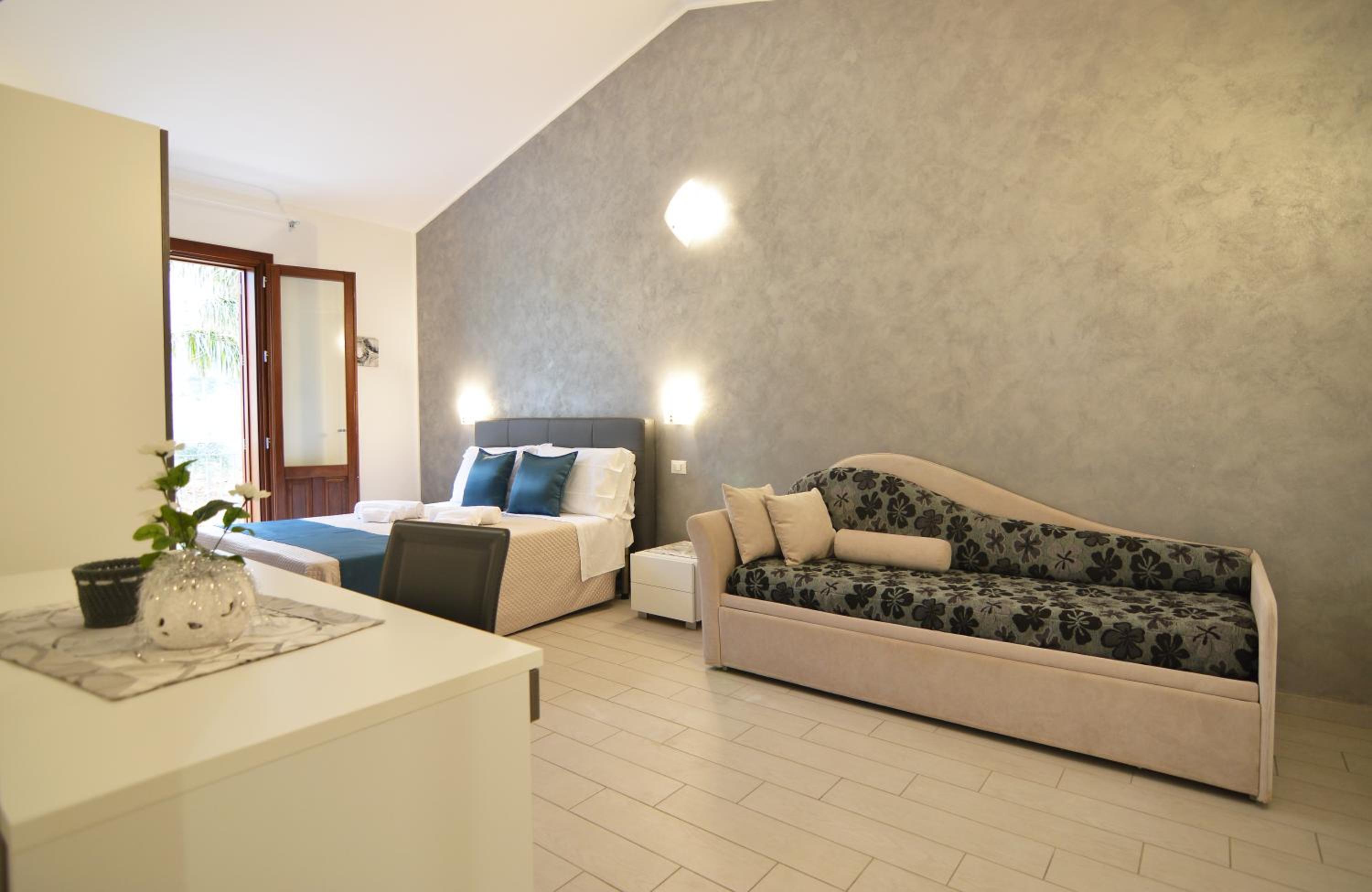 Deluxe Double Room with Balcony photo 1