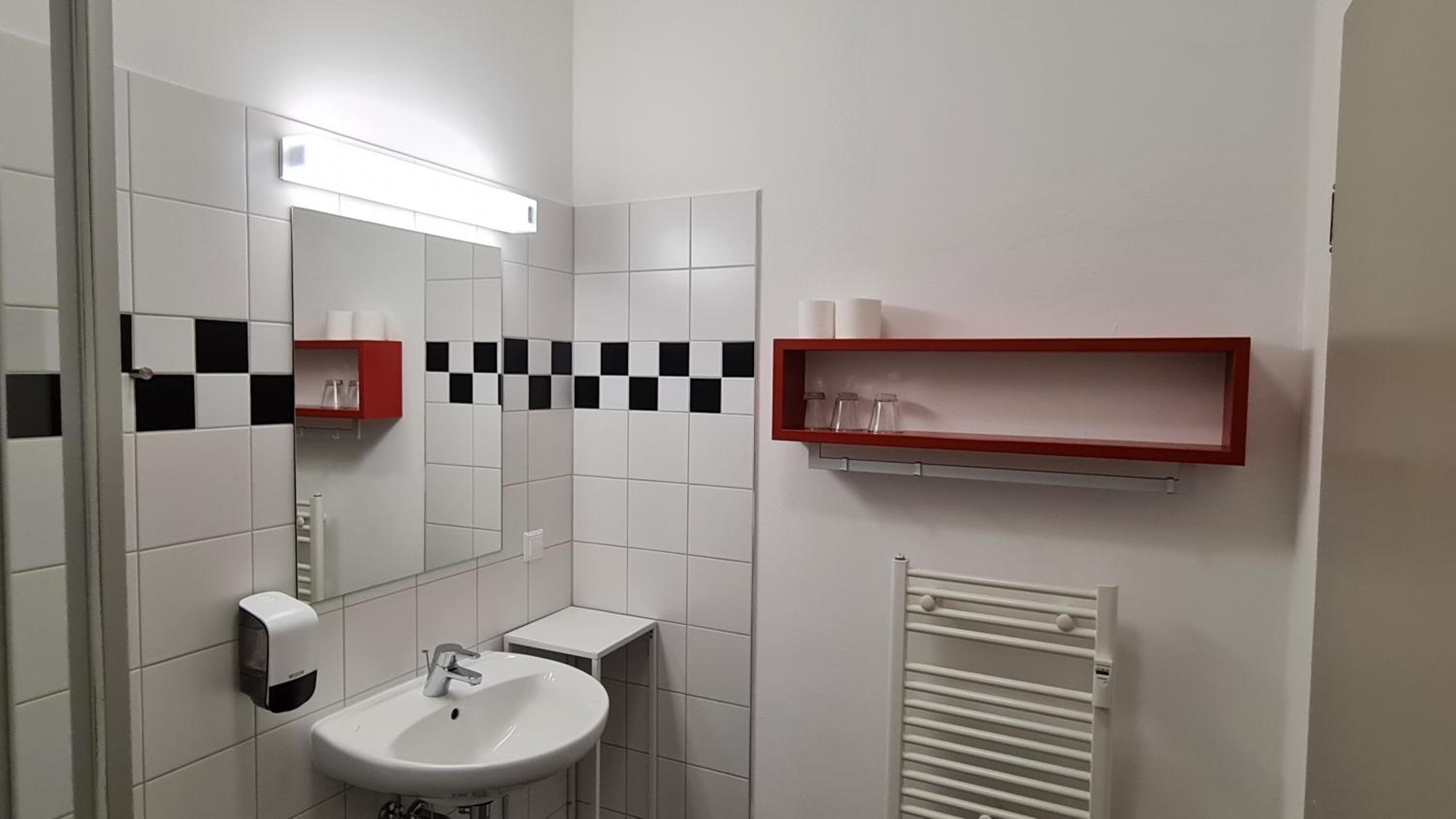 Standard Double Room - Photo 11