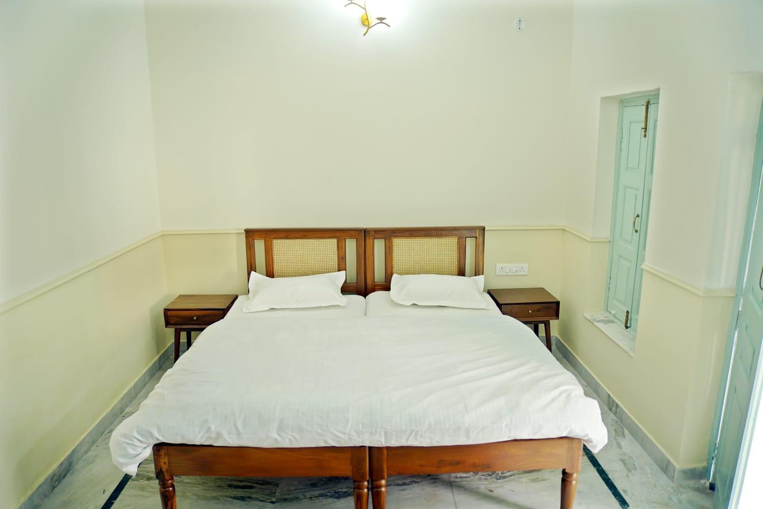 Double or Twin Room with Private Bathroom - Photo 1