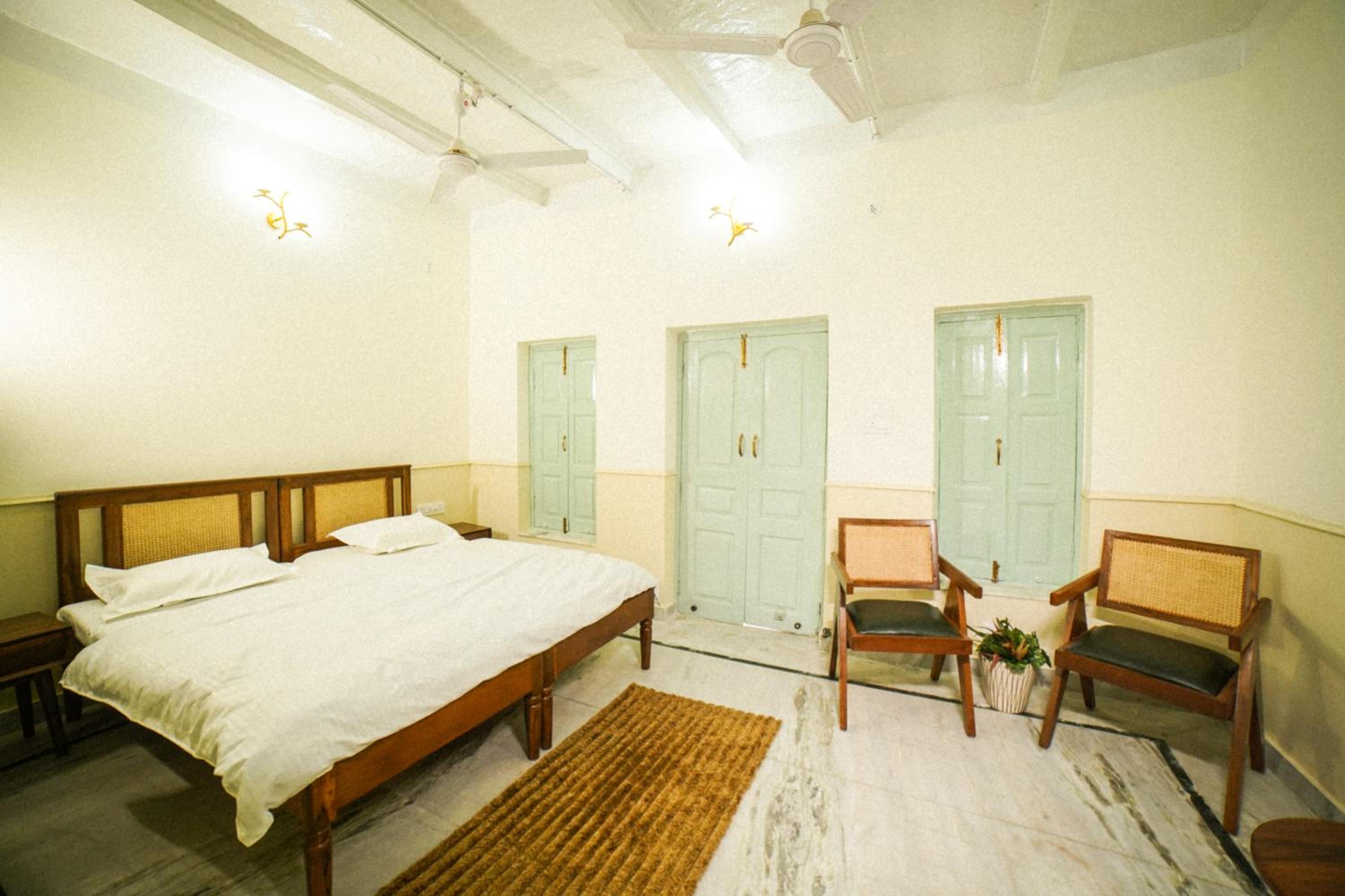 Double or Twin Room with Private Bathroom - Photo 8