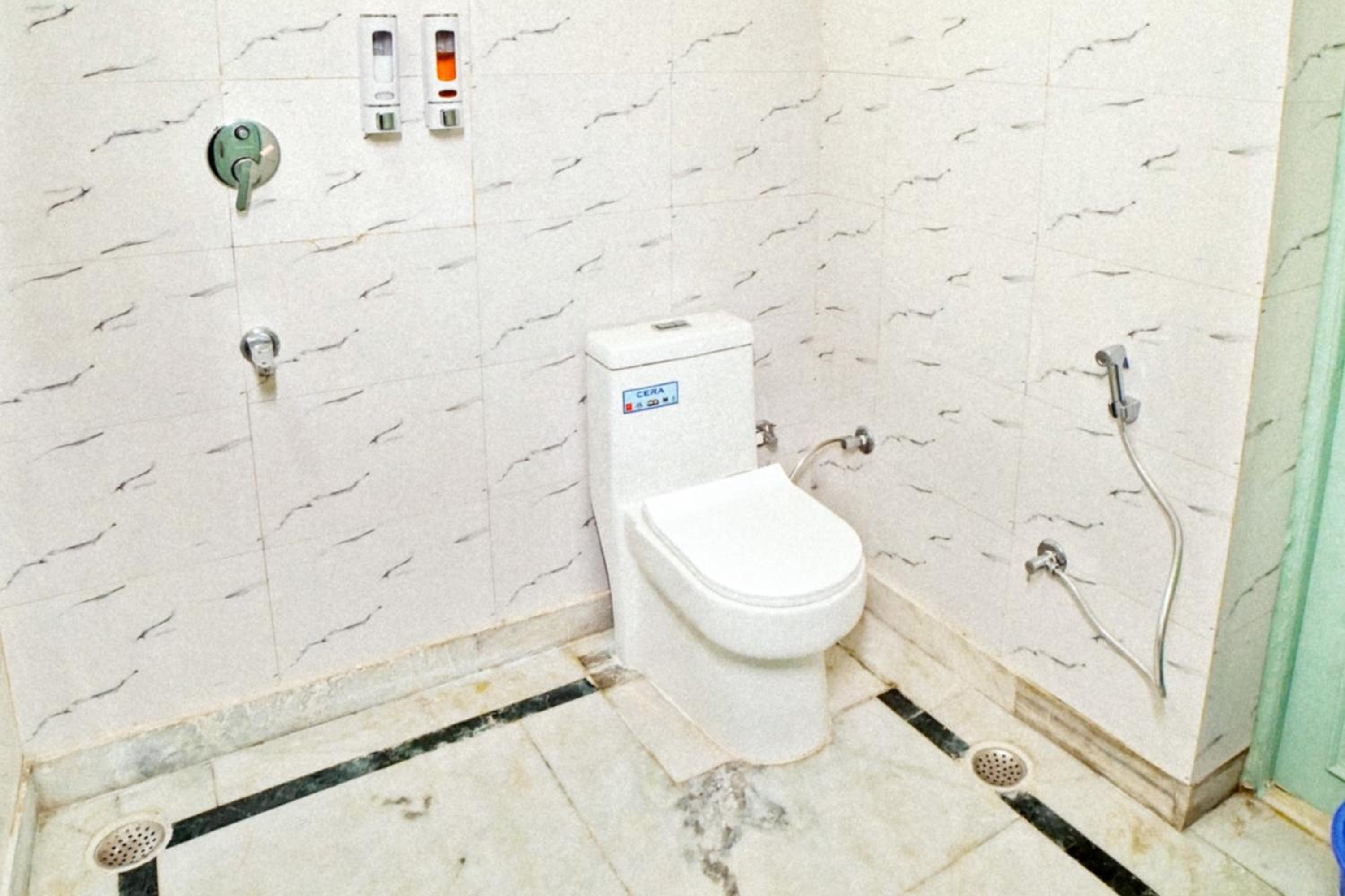 Double or Twin Room with Private Bathroom - Photo 4