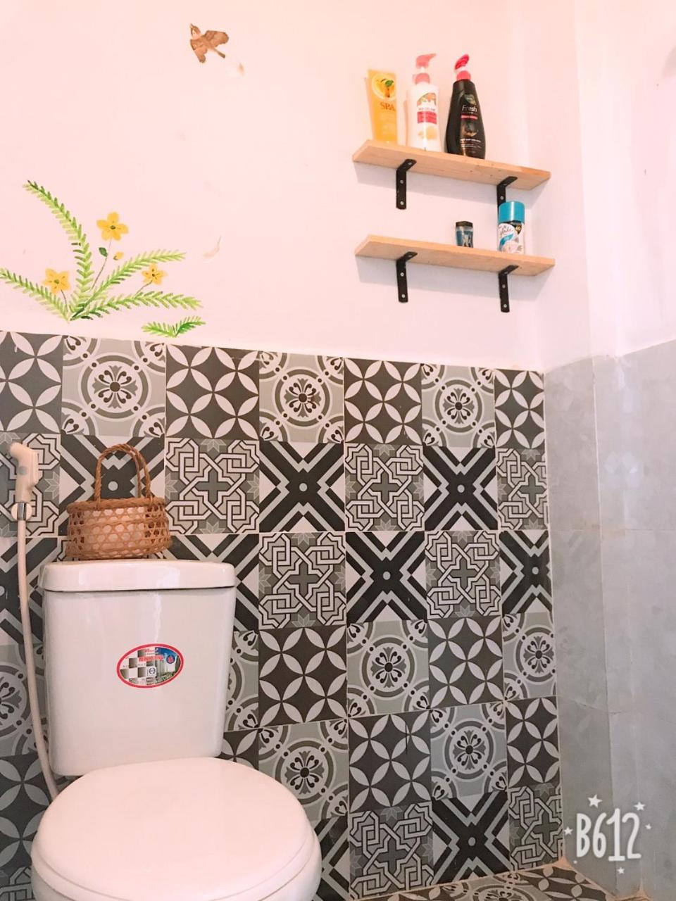Queen Room with Shared Bathroom photo 3