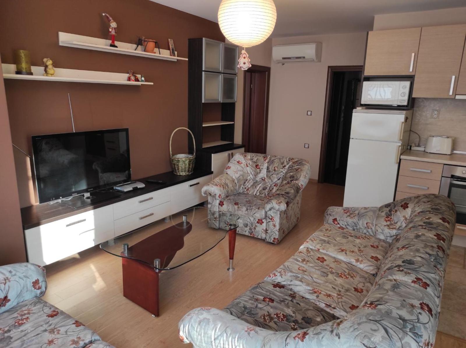 One-Bedroom Apartment - Photo 1