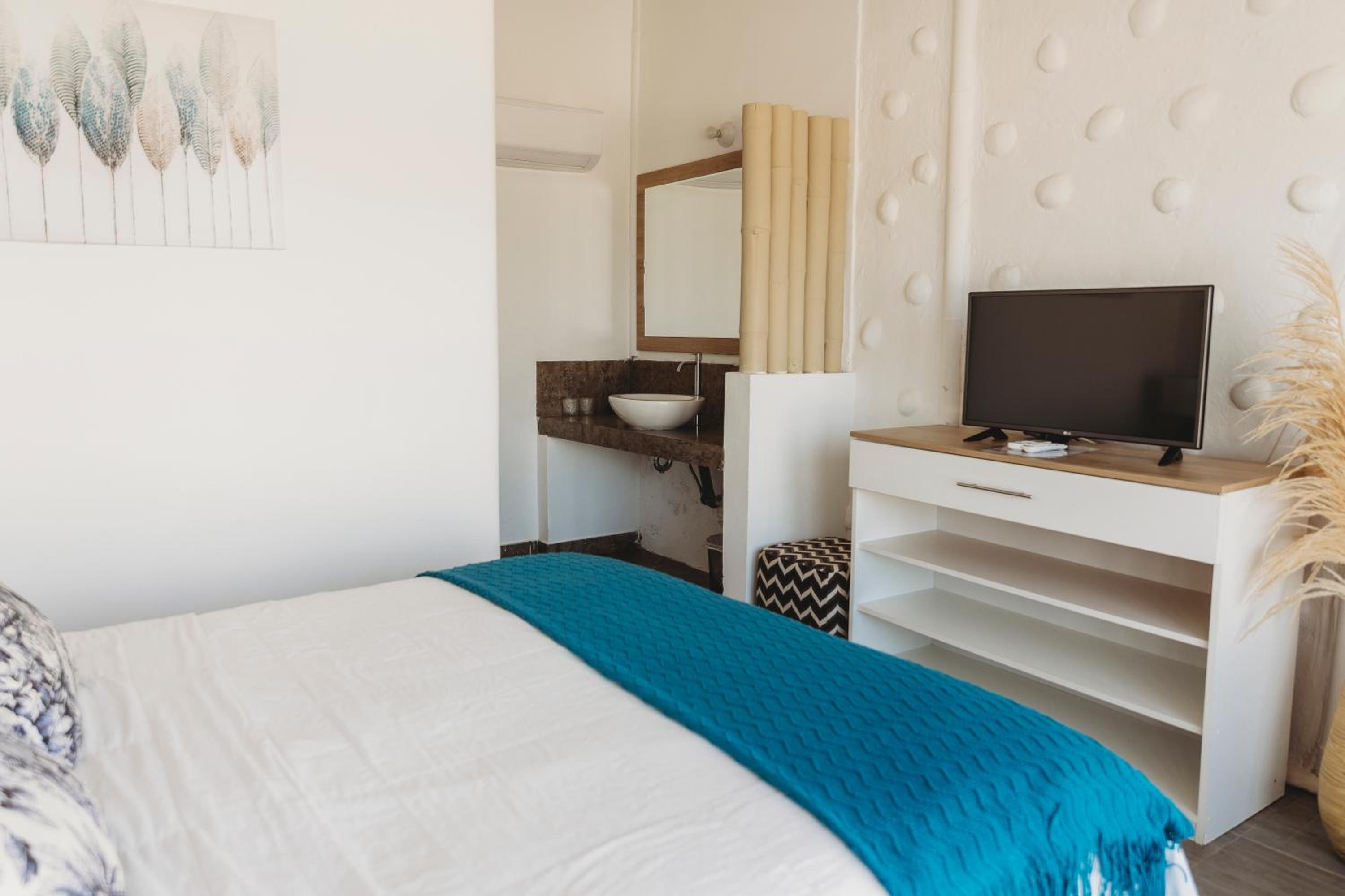 Queen Room with Sea View - Photo 3