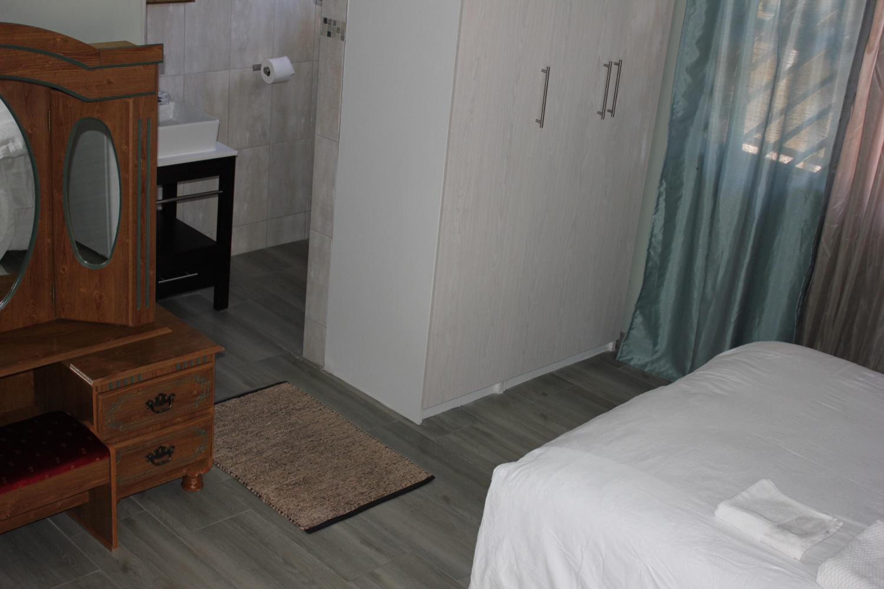 Twin Room with Private Bathroom photo 2