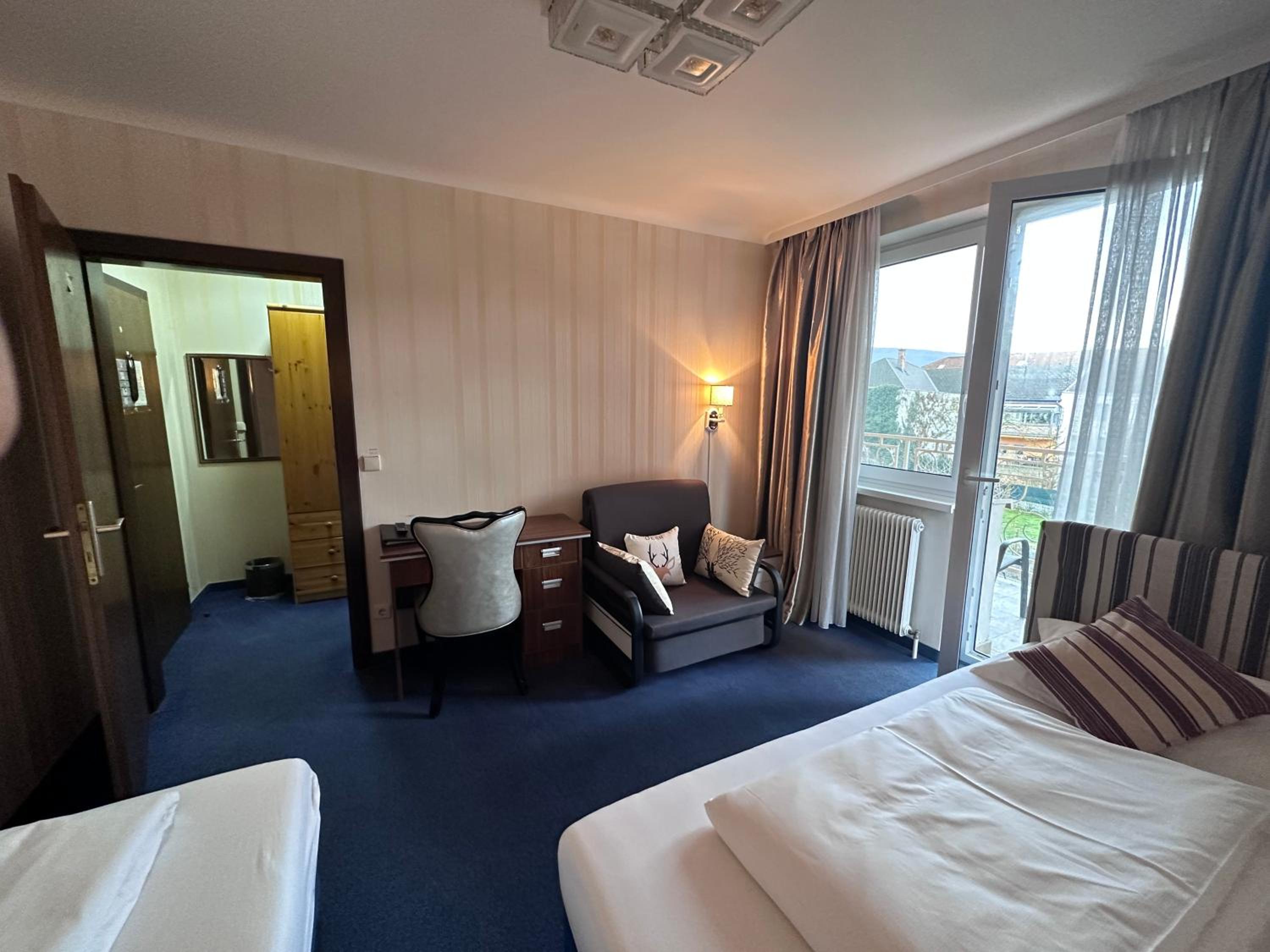 Twin Room with Balcony - Photo 5