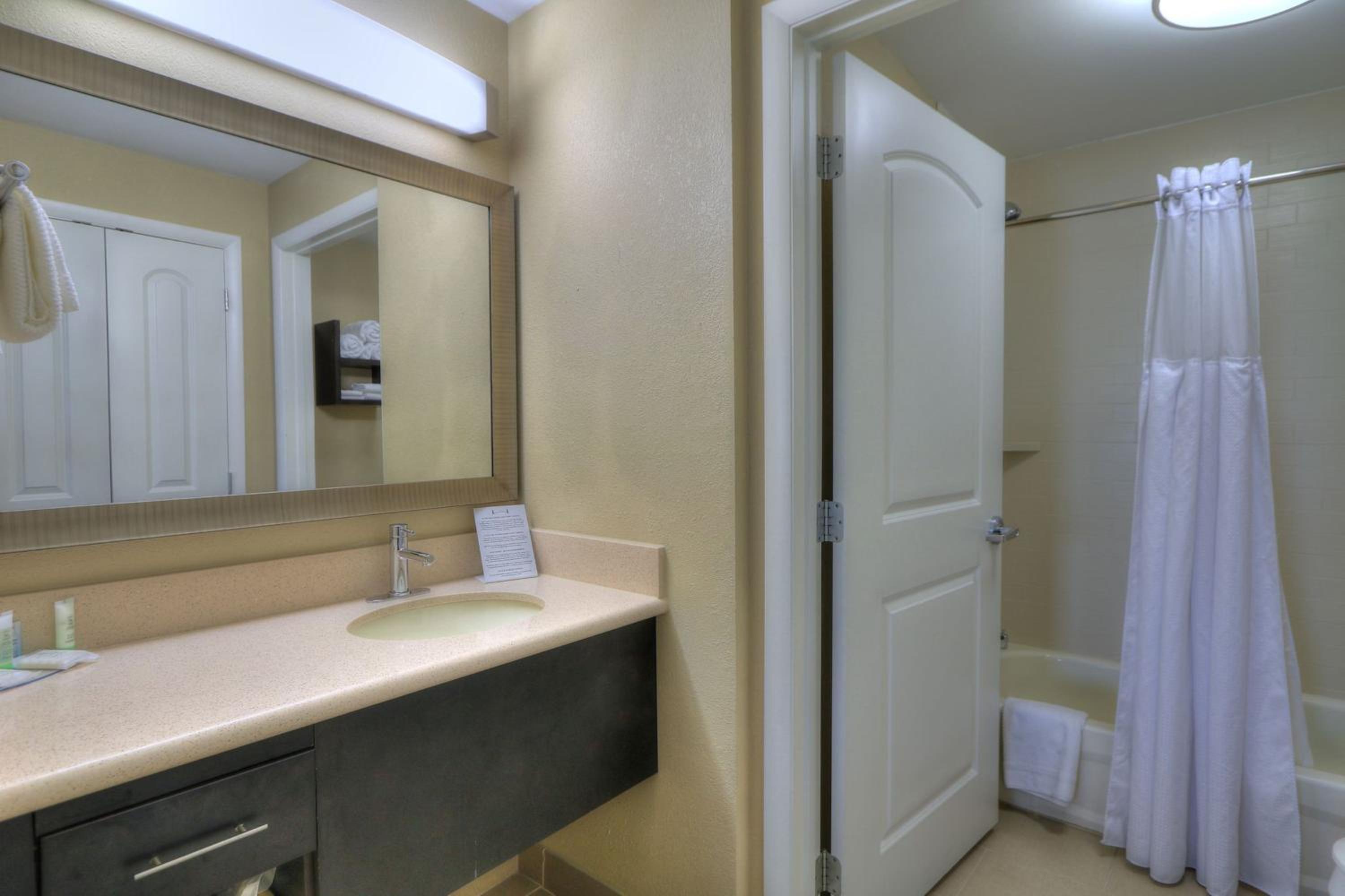 Queen Room - Disability Access photo 2