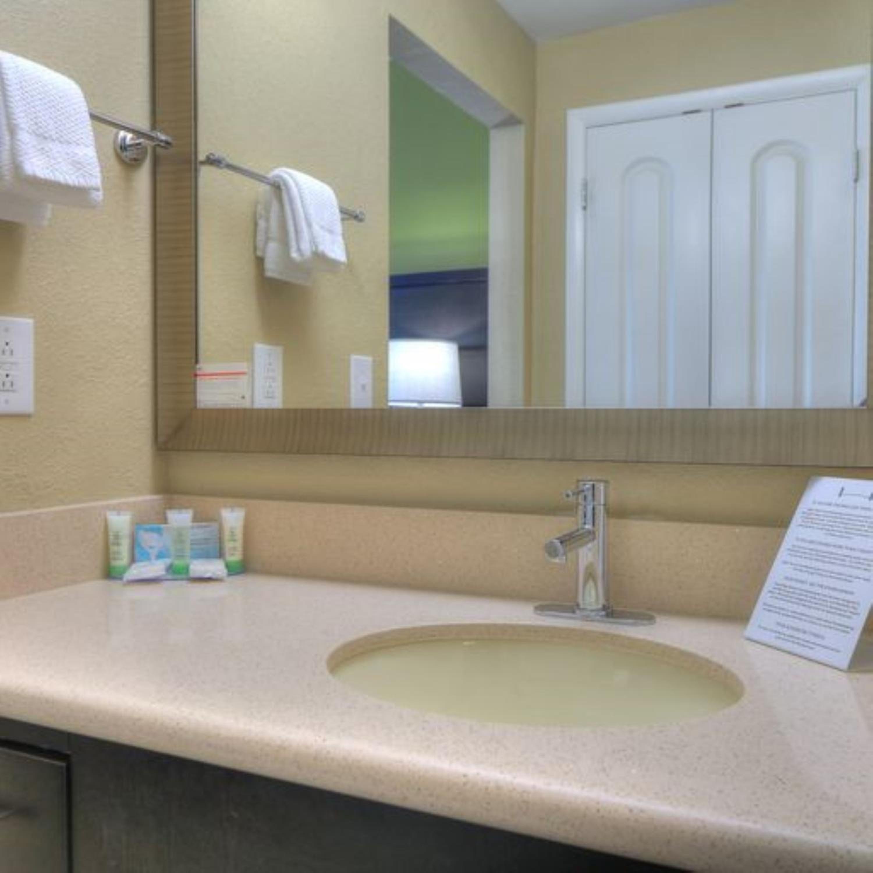 Double Studio Suite with Tub - Mobility/Communications Accessible photo 3