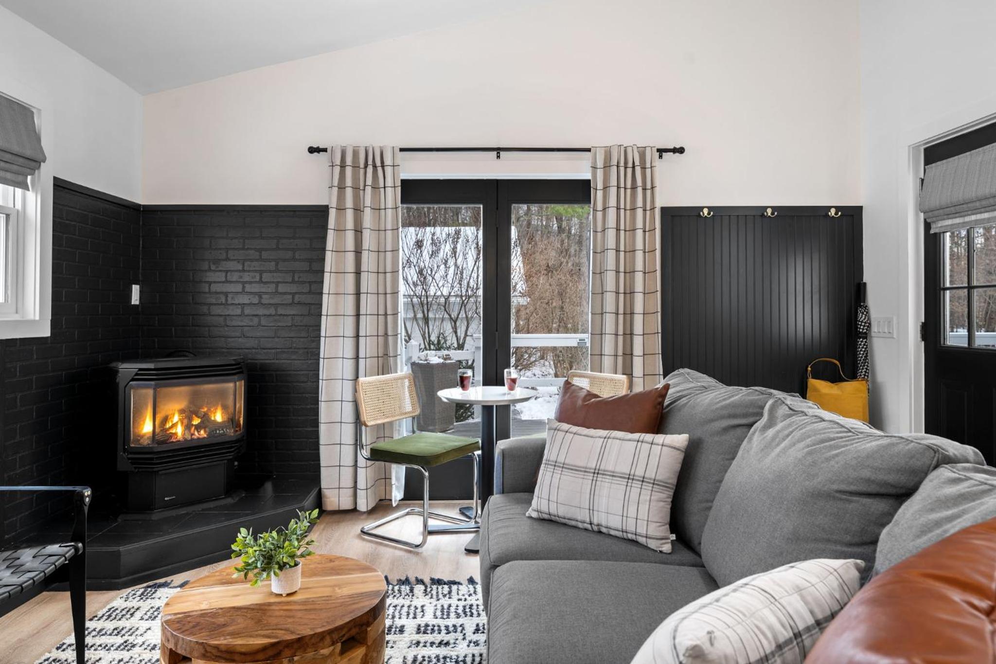 One-Bedroom Suite - Photo 8