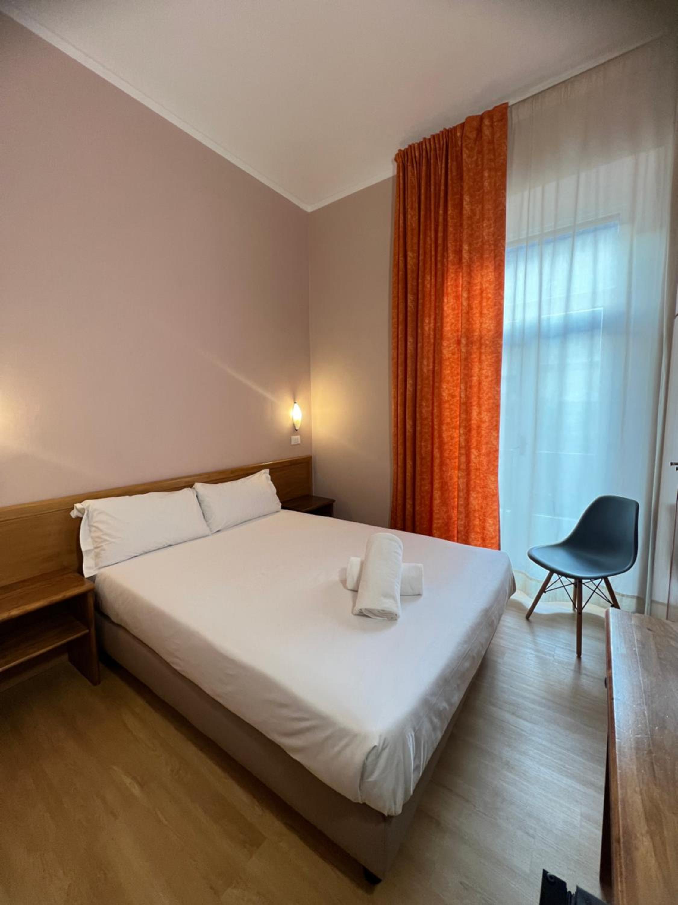 Small Double Room - Photo 8