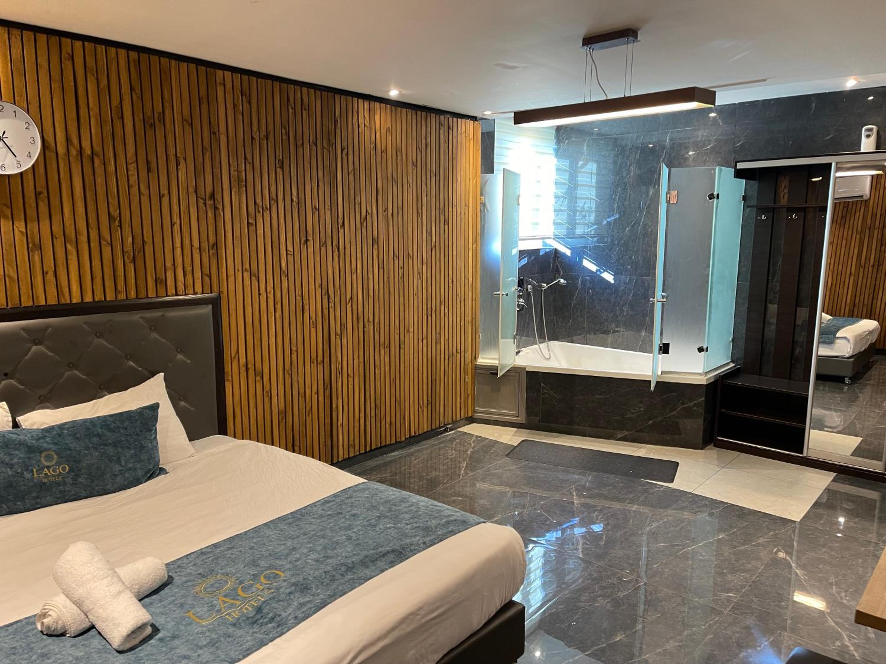 Queen Suite with Spa Bath - Photo 2