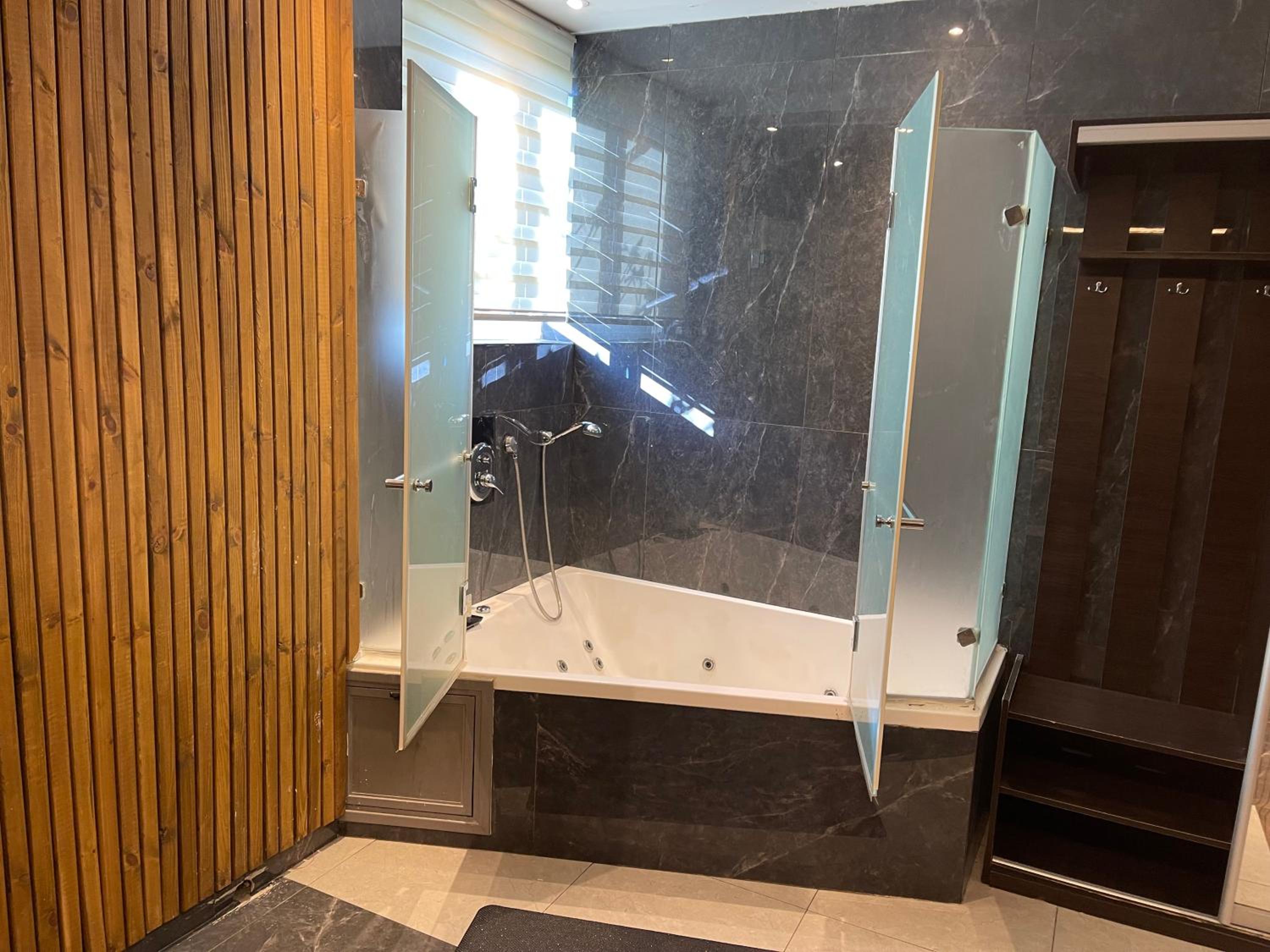 Queen Suite with Spa Bath - Photo 1