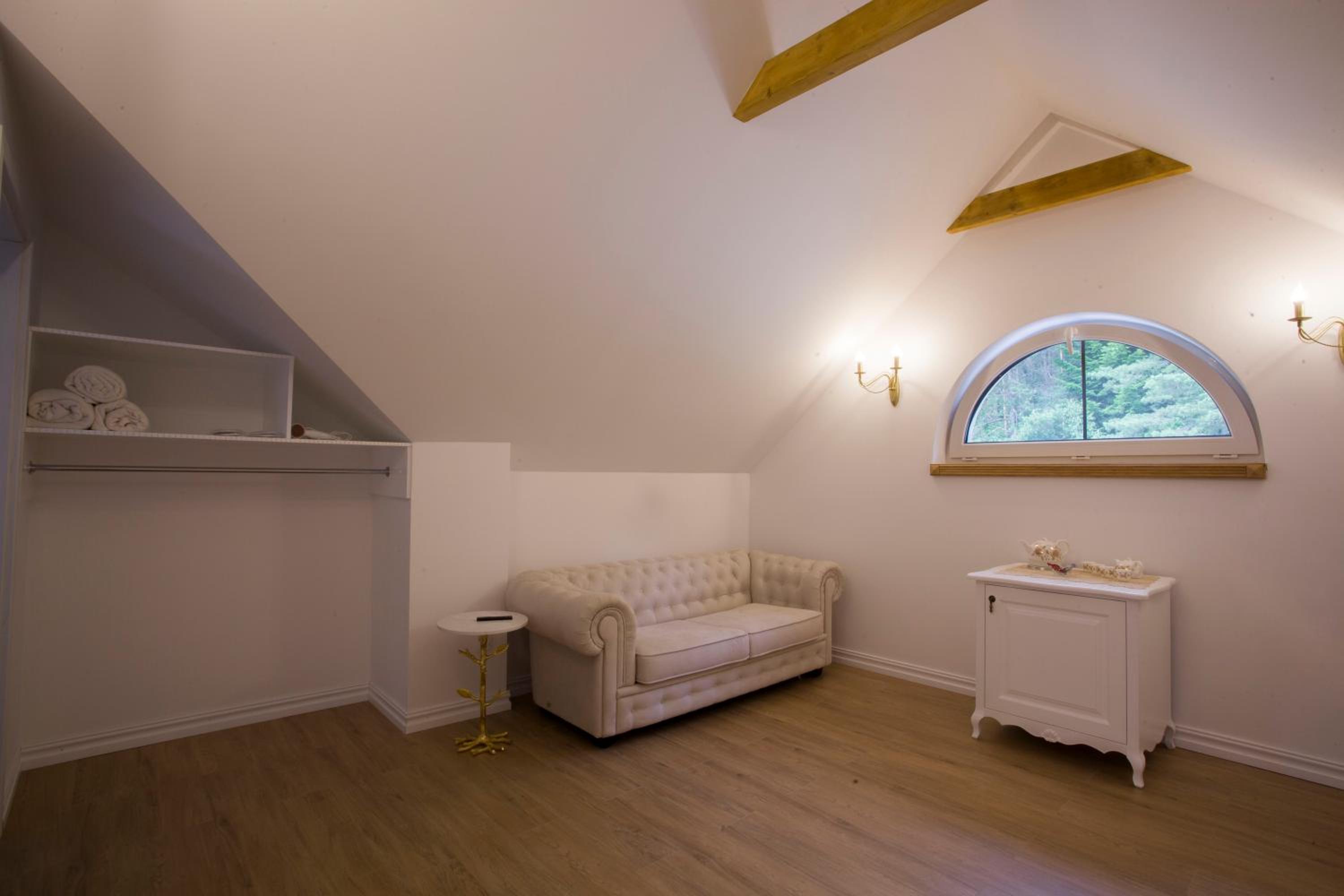 Suite with Mountain View in Small Manor House - Photo 3