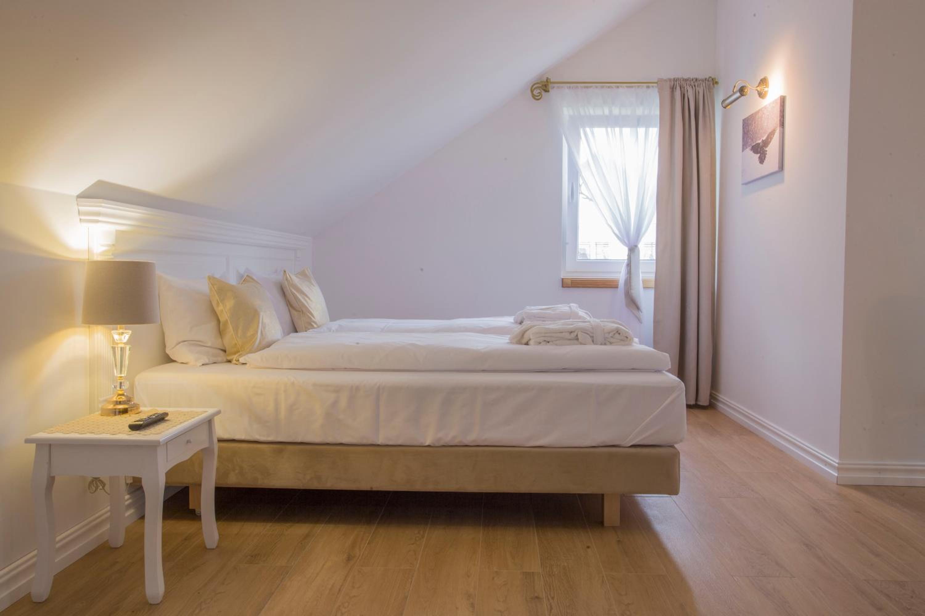 King Suite with Balcony in Small Manor House photo 1
