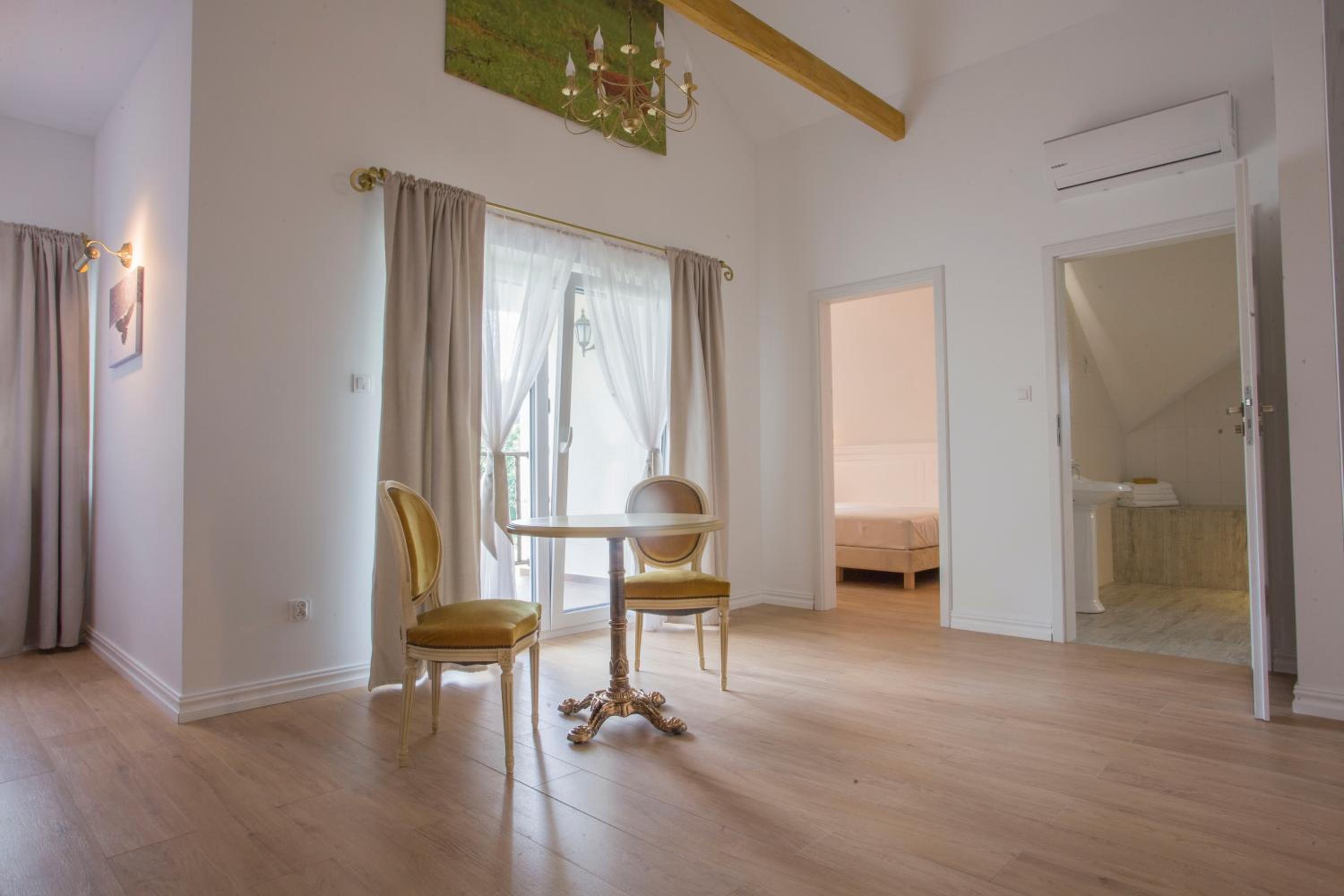 King Suite with Balcony in Small Manor House photo 2