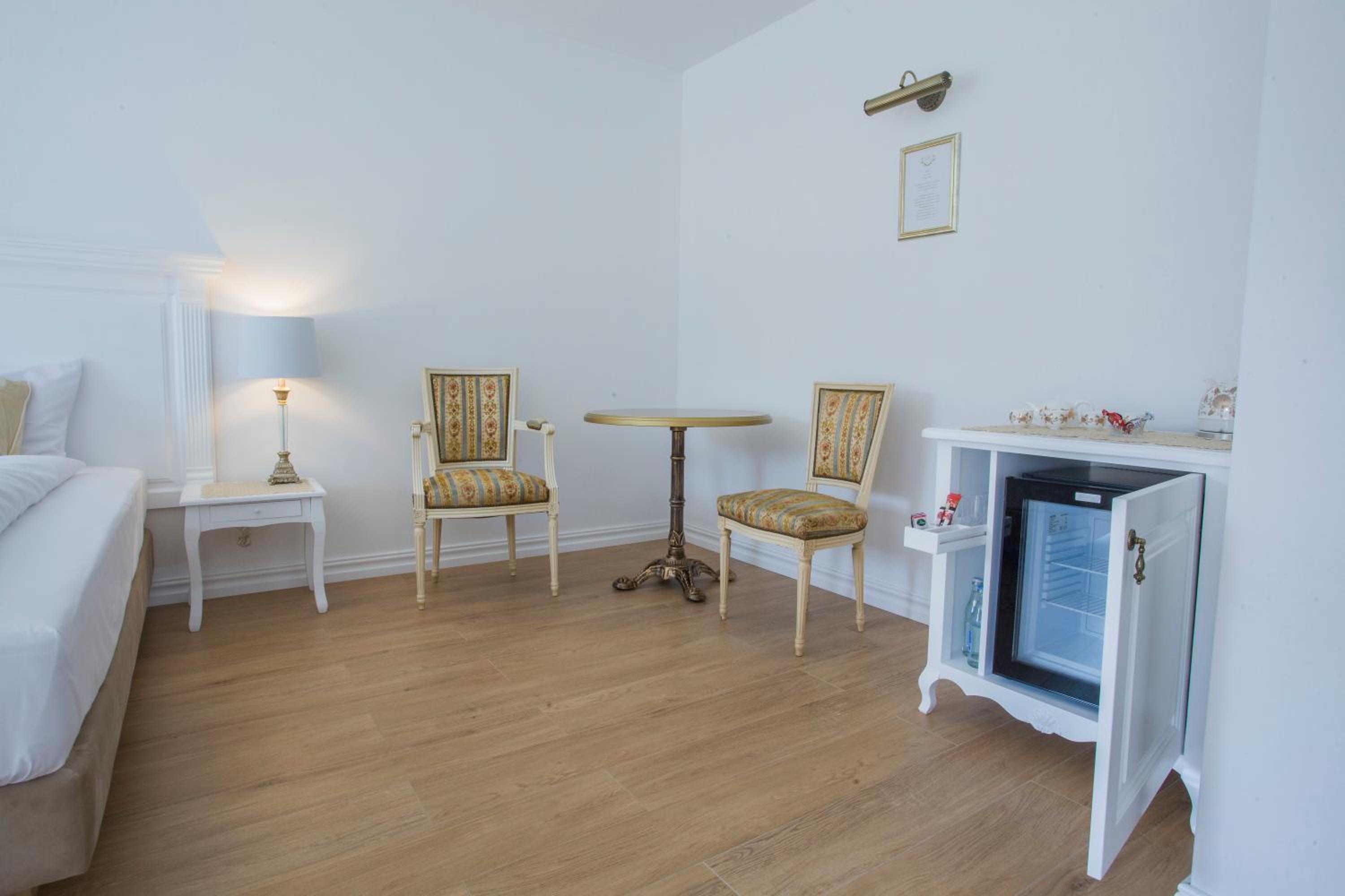 King Studio with Sofa Bed in Small Manor House photo 1