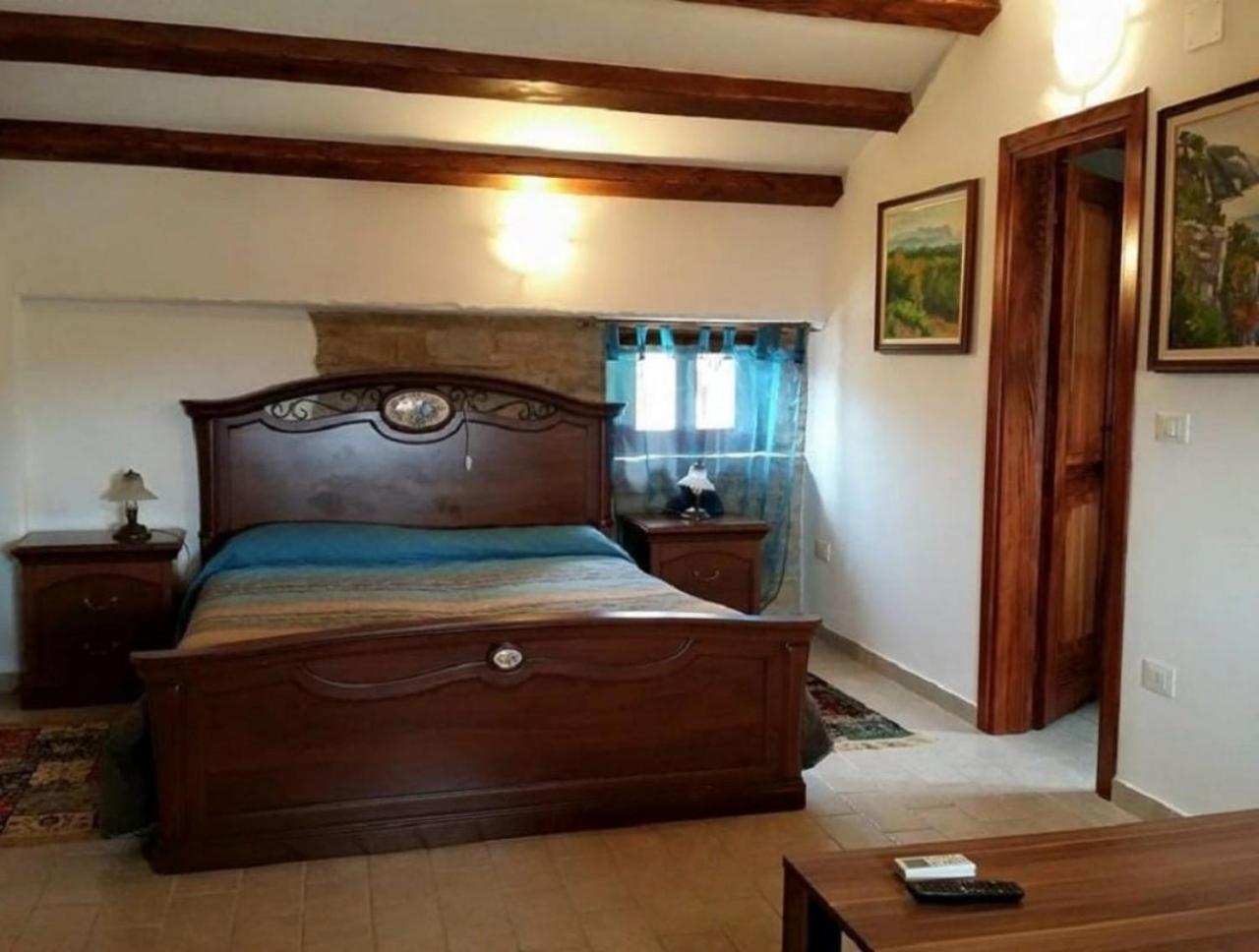Five-Bedroom House photo 1