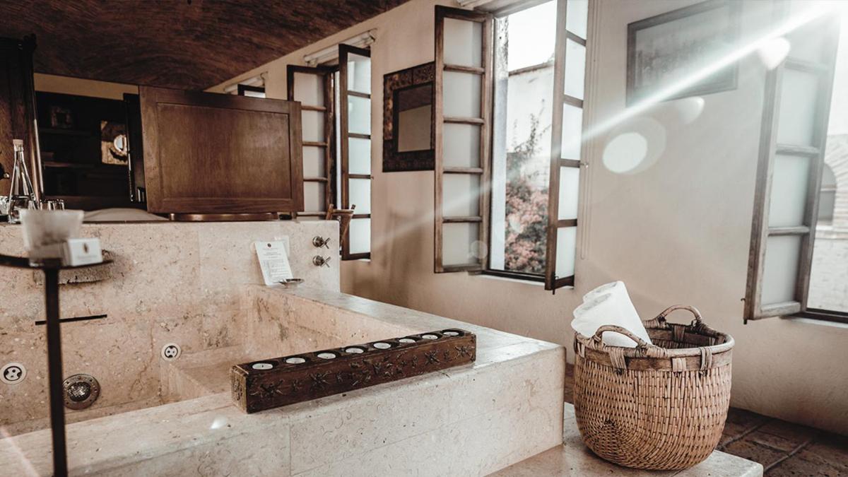 Deluxe Suite with Hot Tub - Photo 9
