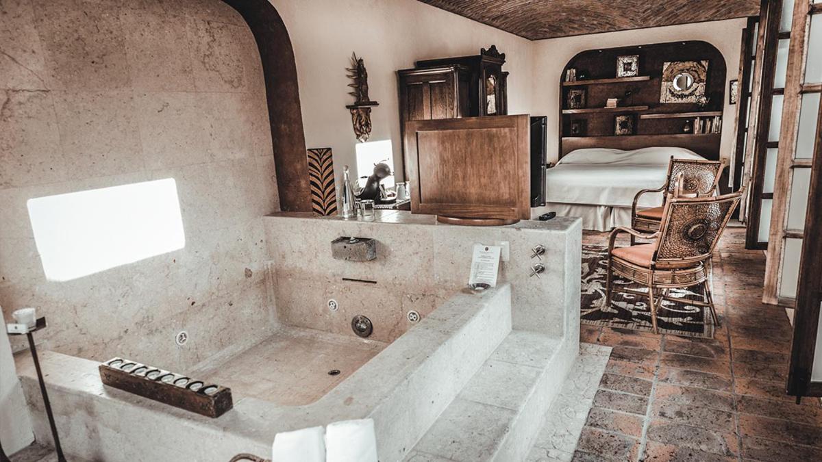 Deluxe Suite with Hot Tub - Photo 1