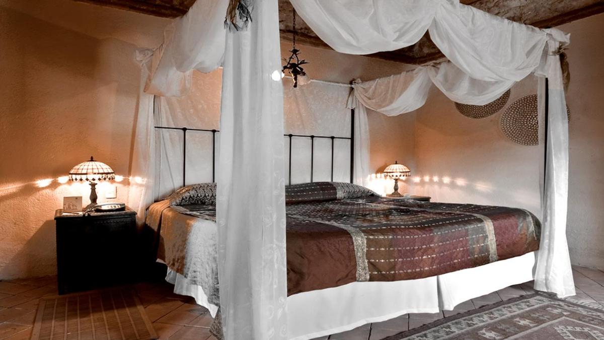 Deluxe Suite with Hot Tub - Photo 6