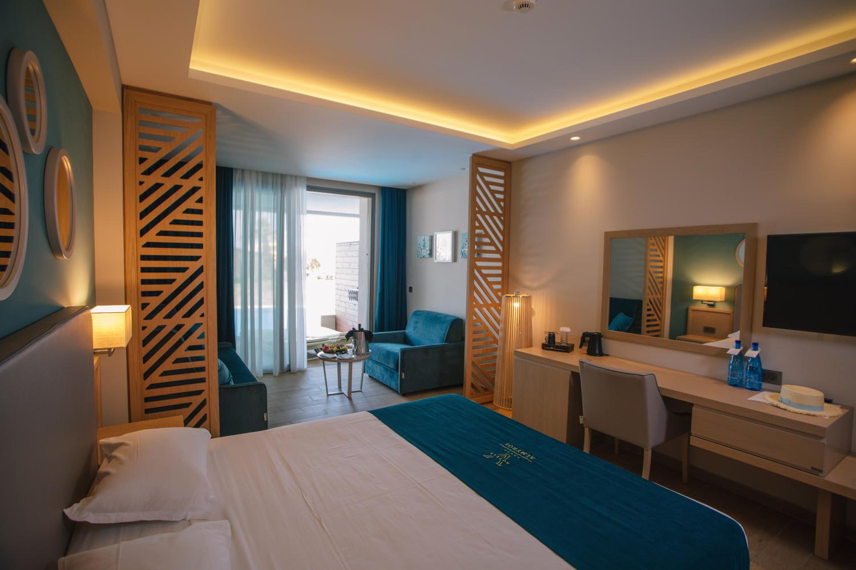Junior Suite with Shared Pool  photo 3