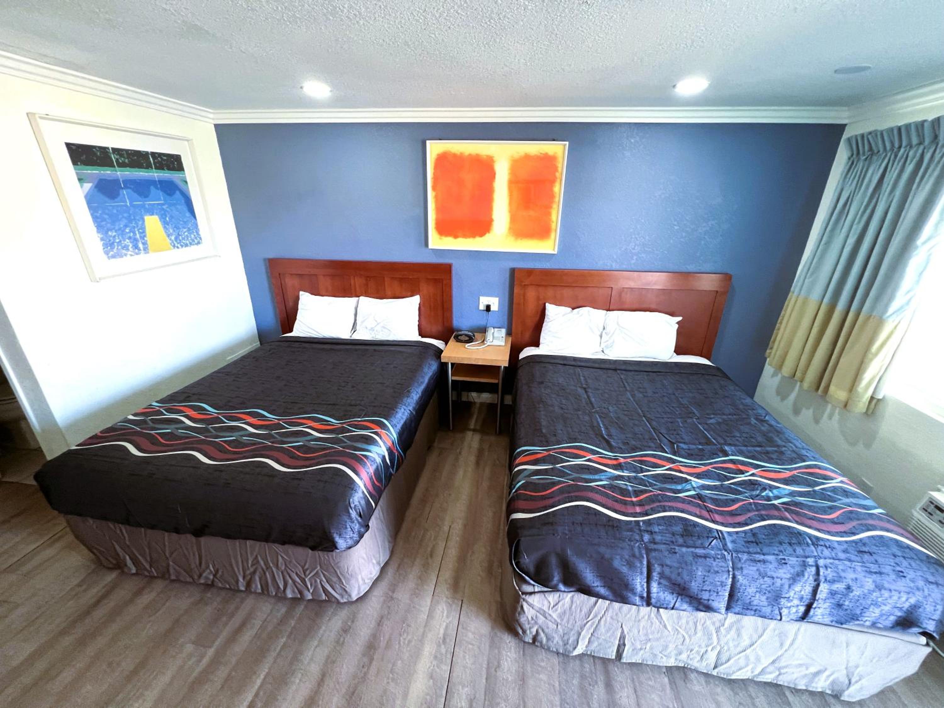 2 Queen Beds with Kitchenette Non-Smoking photo 3