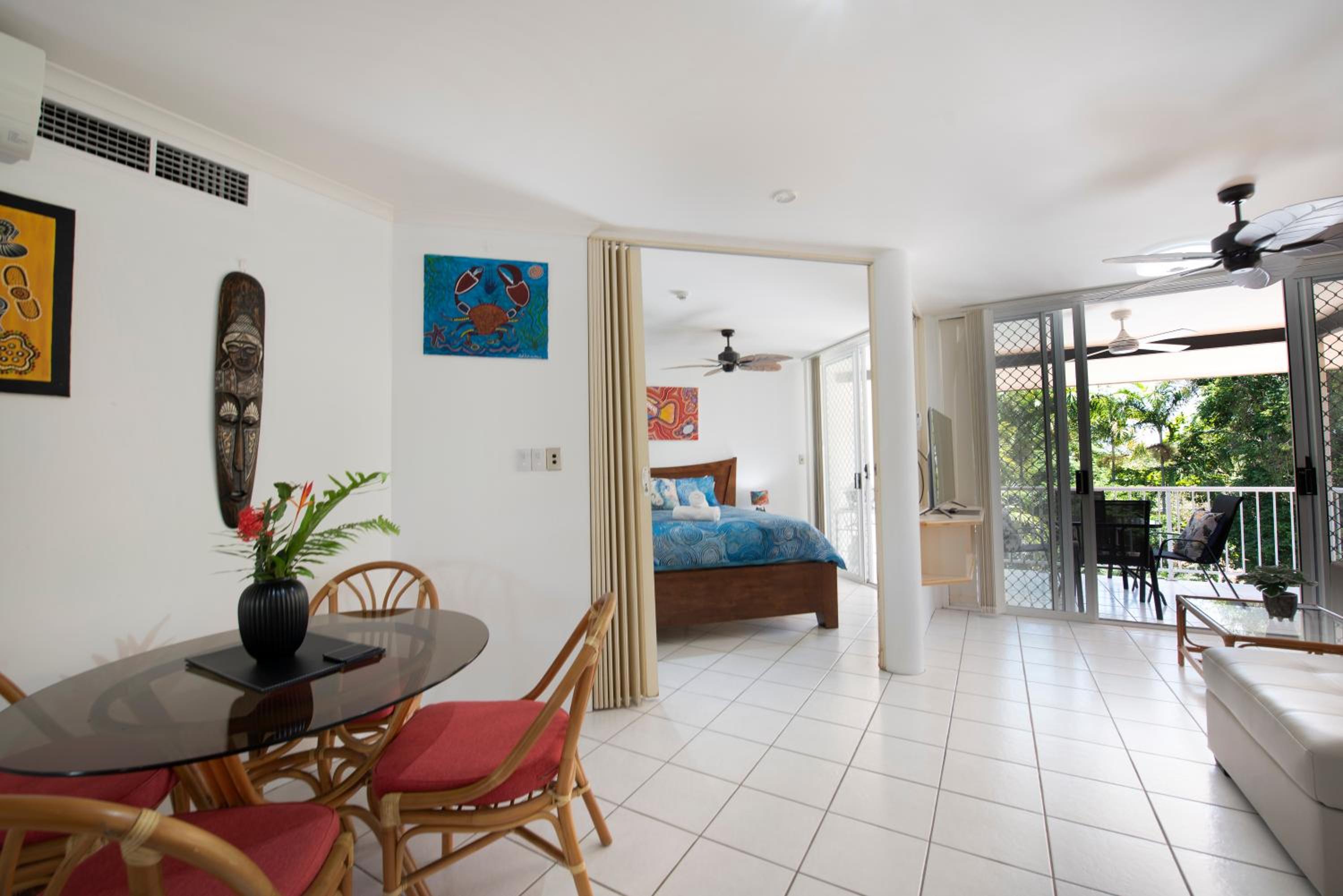 Apartment with Pool View