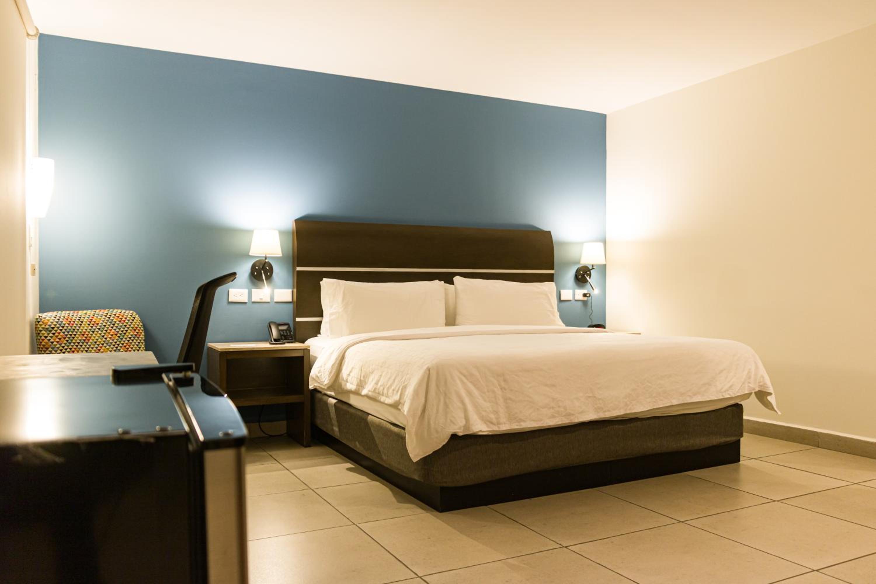 Standard King Room - Photo 9