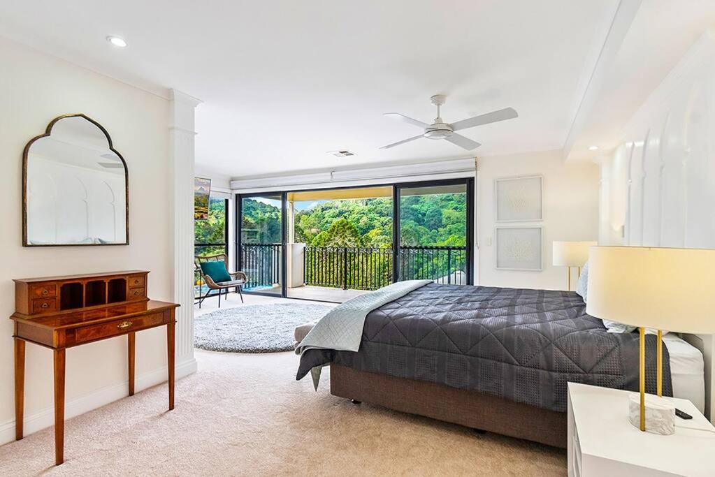 Five-Bedroom House photo 1