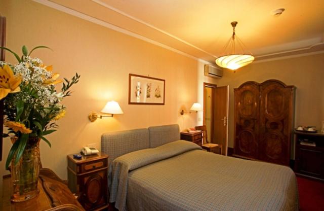 Double or Twin Room thumbnail 5