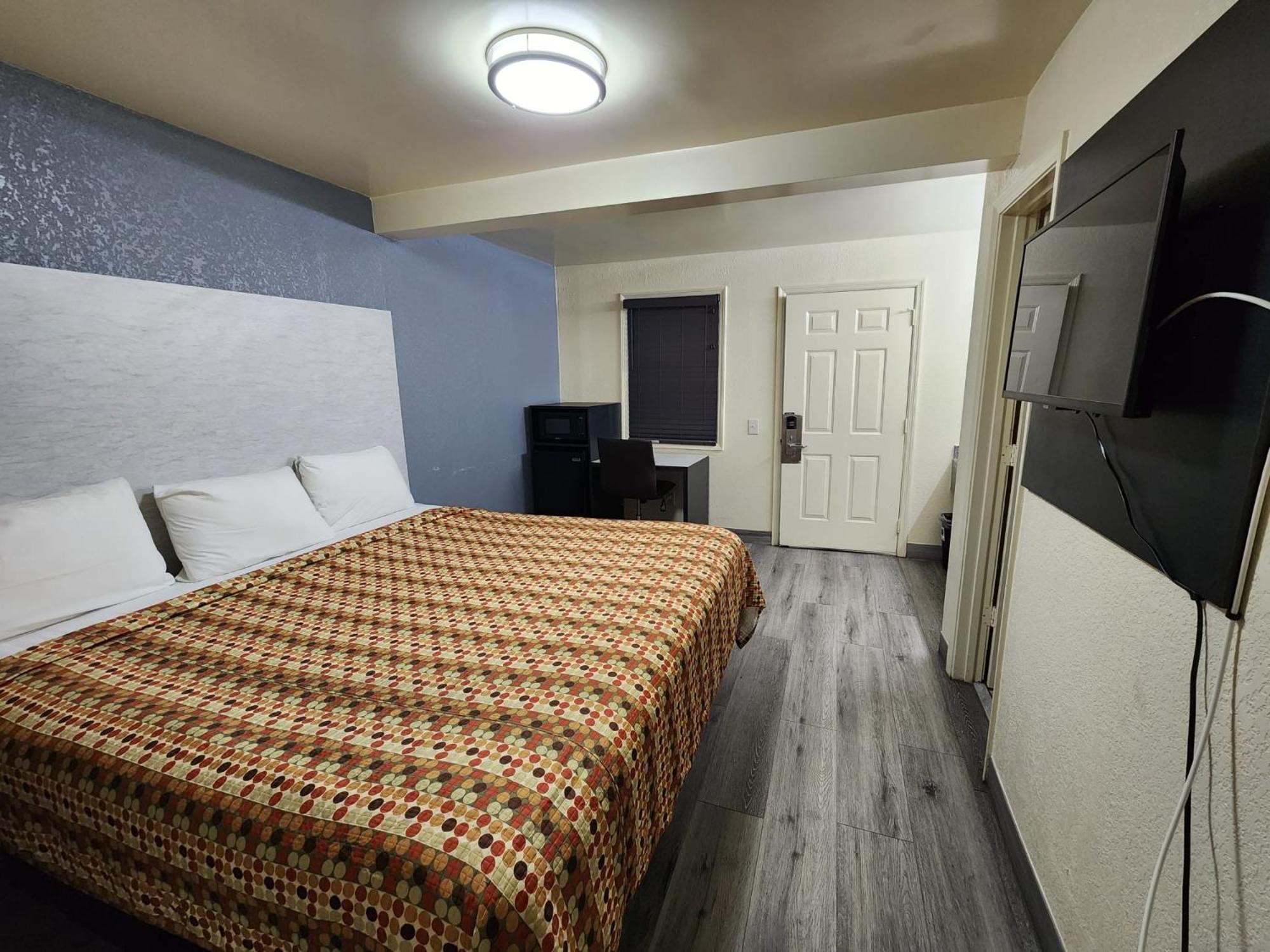 Standard King Room - Photo 3