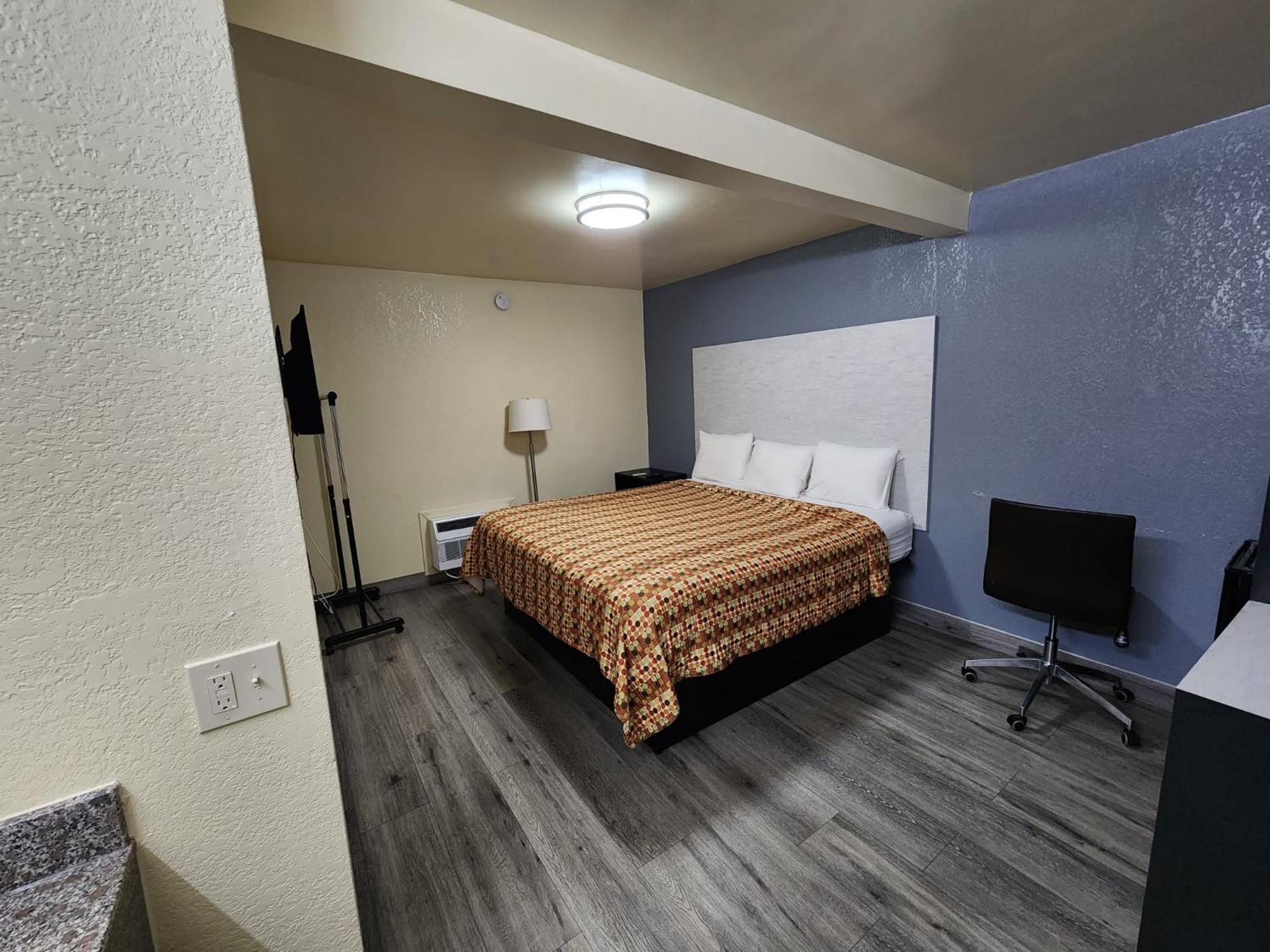 Standard King Room - Photo 12