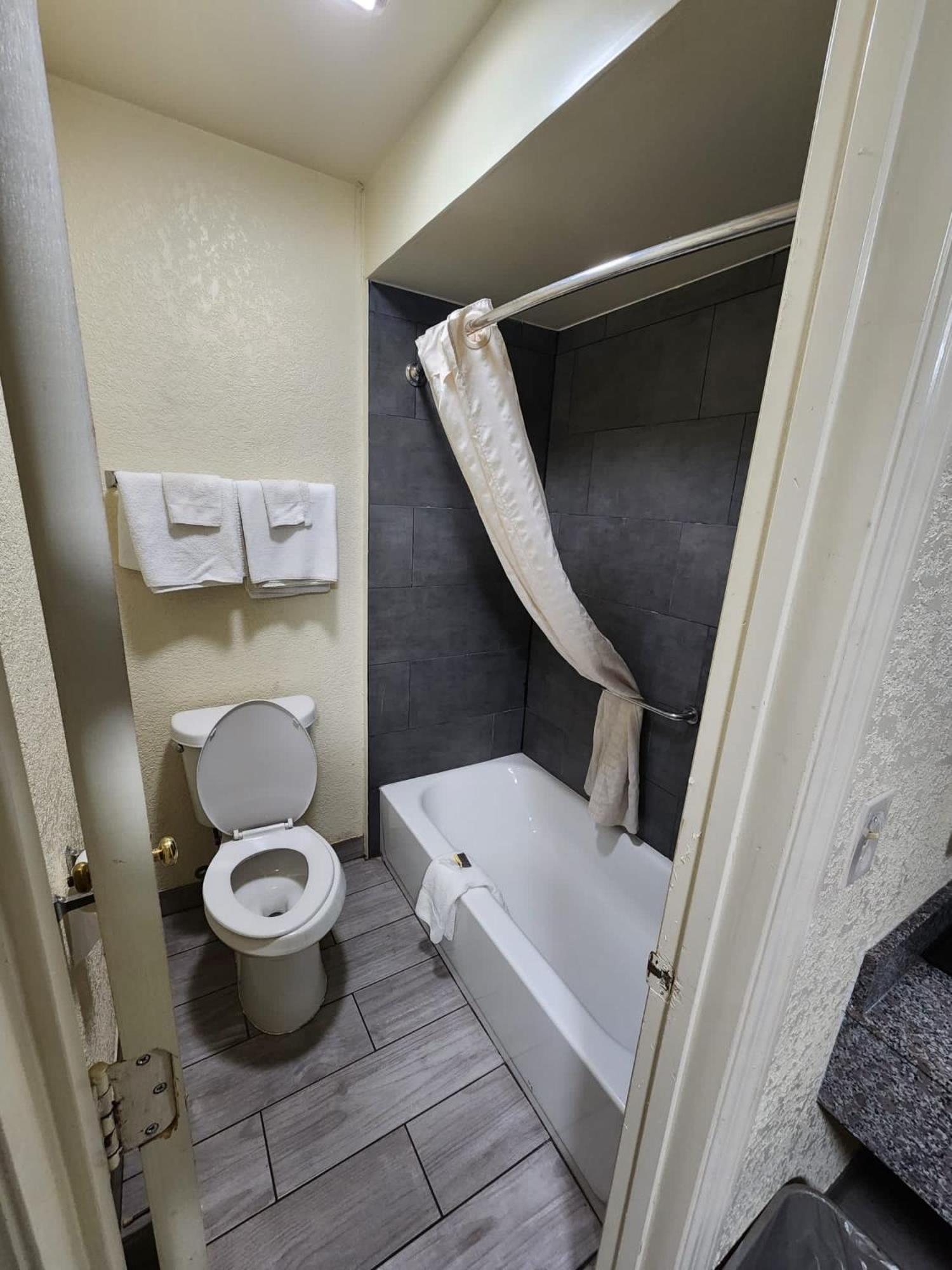 Standard King Room - Photo 5