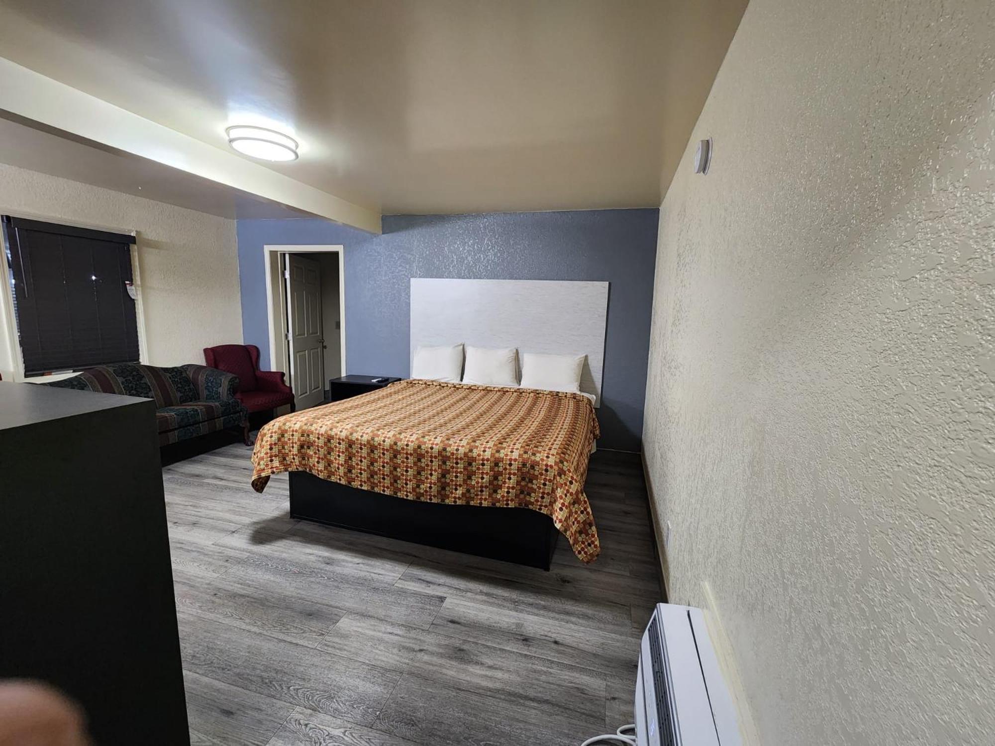 Standard King Room - Photo 6