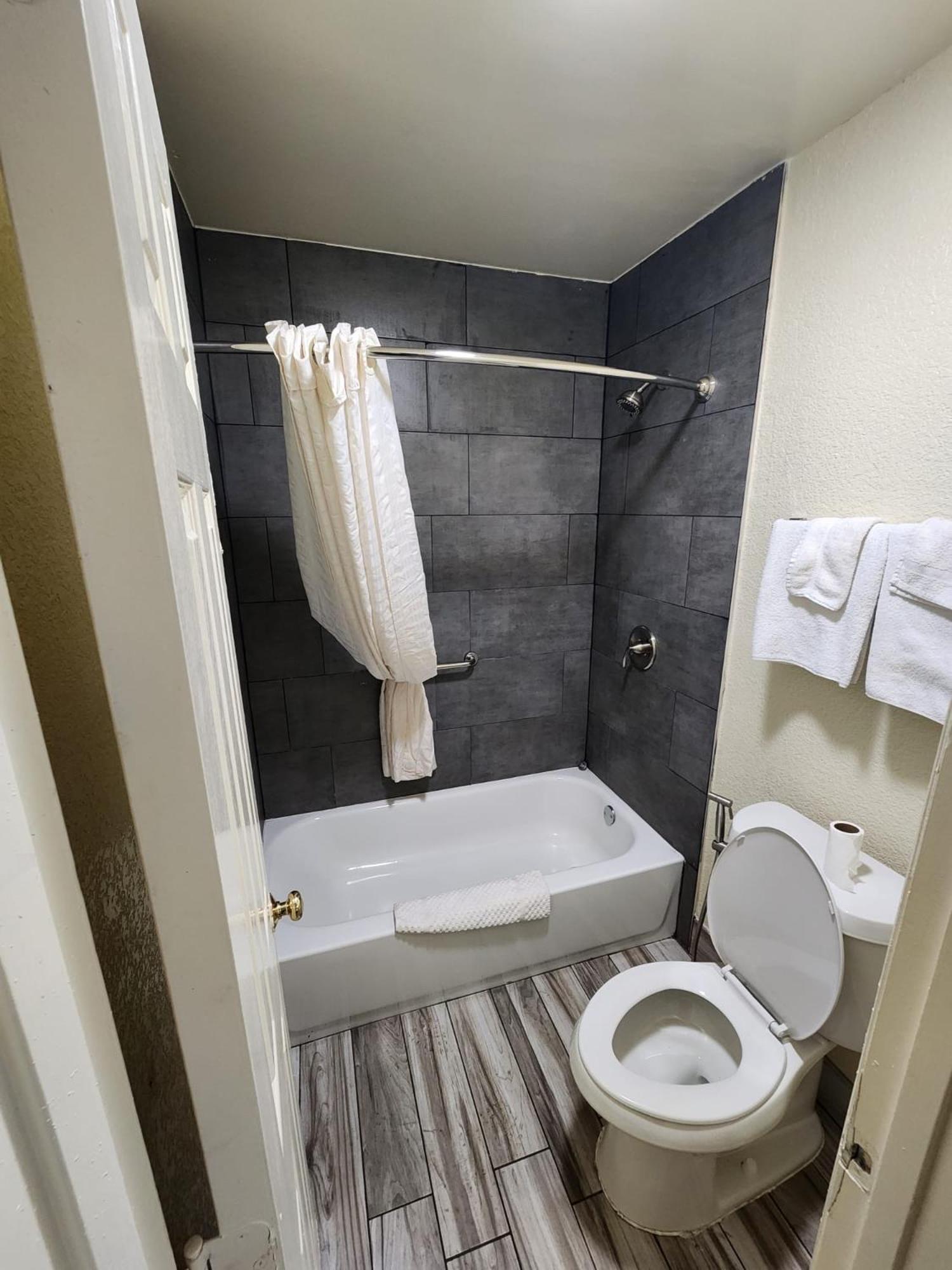 Standard King Room - Photo 7