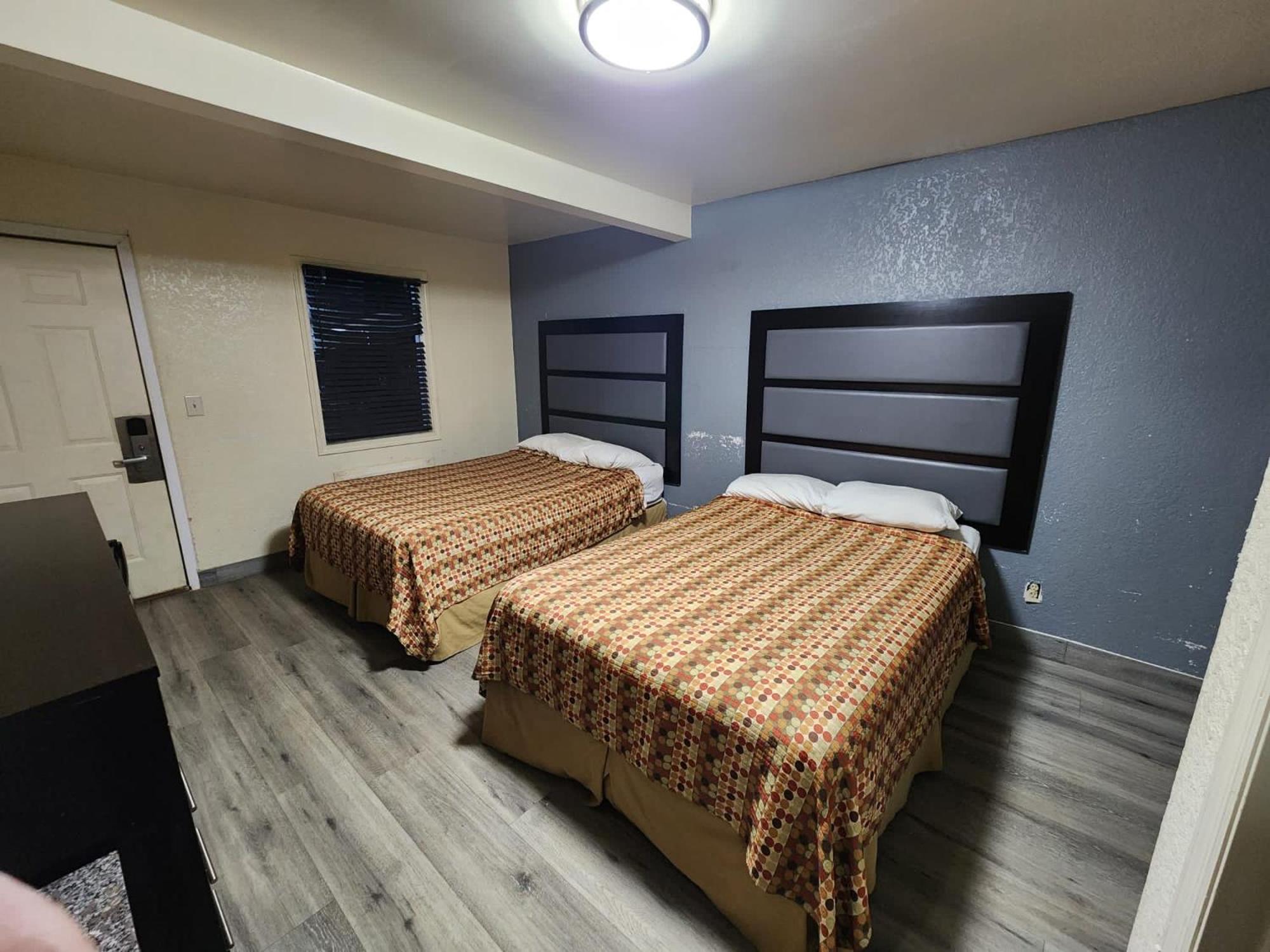 Standard Queen Room with Two Queen Beds - Photo 10