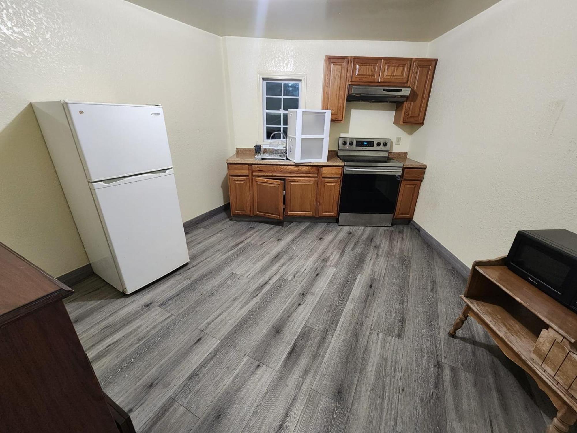 Standard King Room - Photo 11