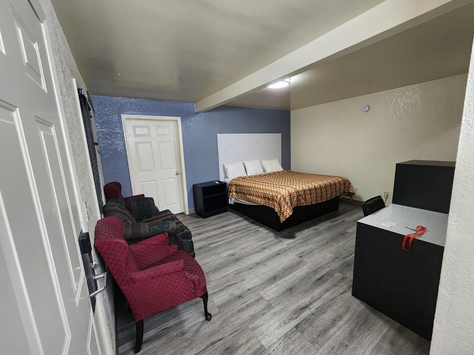 Standard King Room - Photo 13