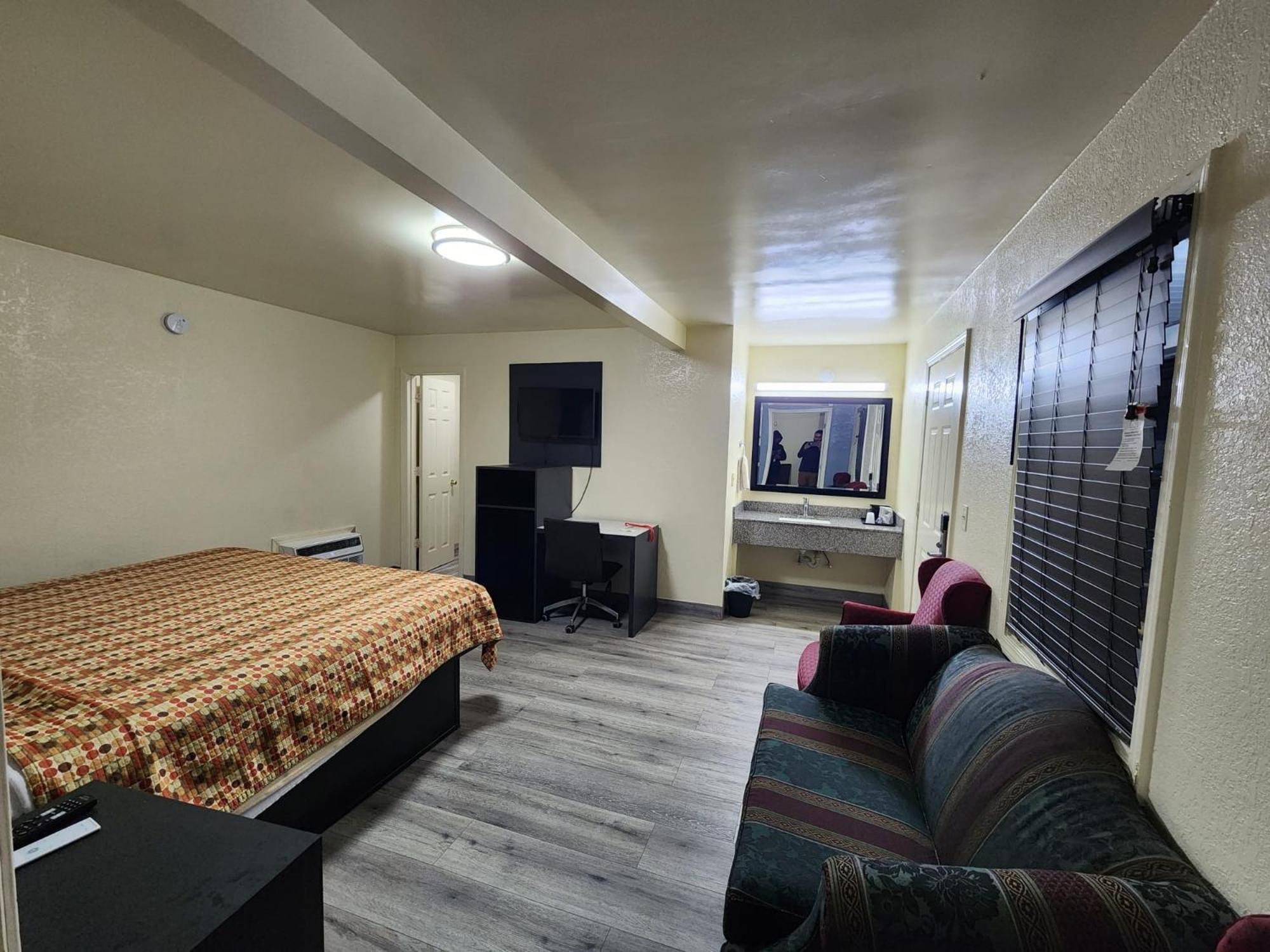 Standard King Room - Photo 14