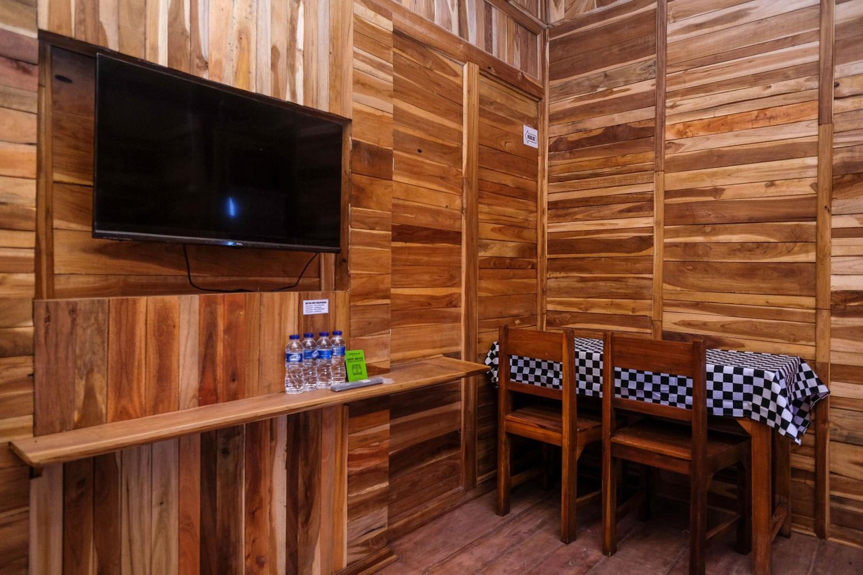 Family Room - Photo 8