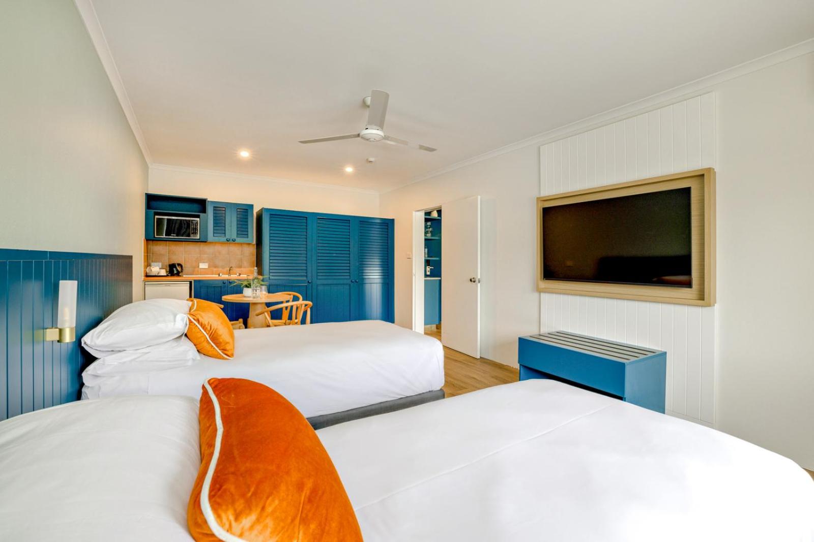 Family Room with One Queen and Two Twin Beds - Photo 9