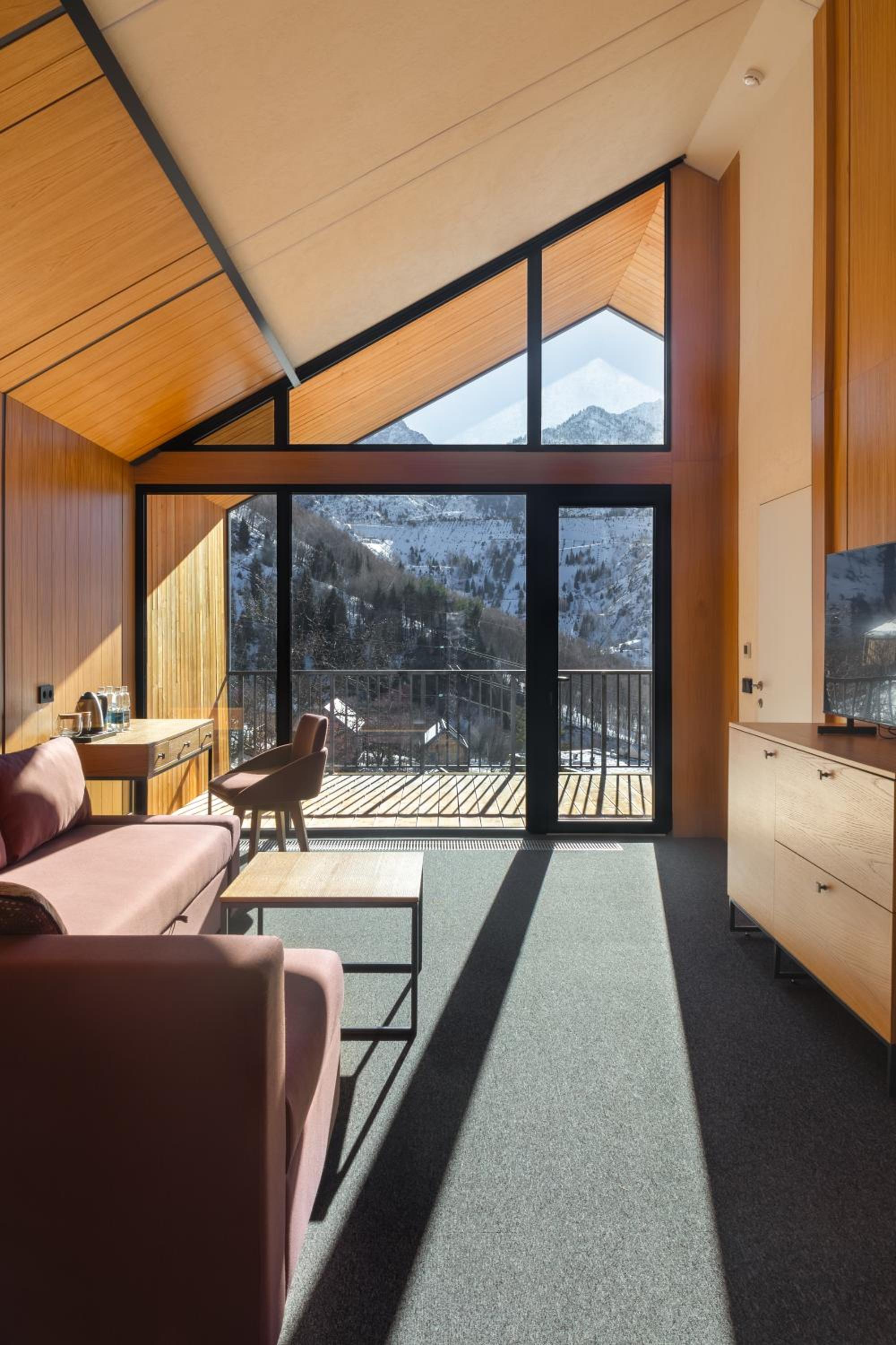 Deluxe Double Room with Balcony - Photo 7