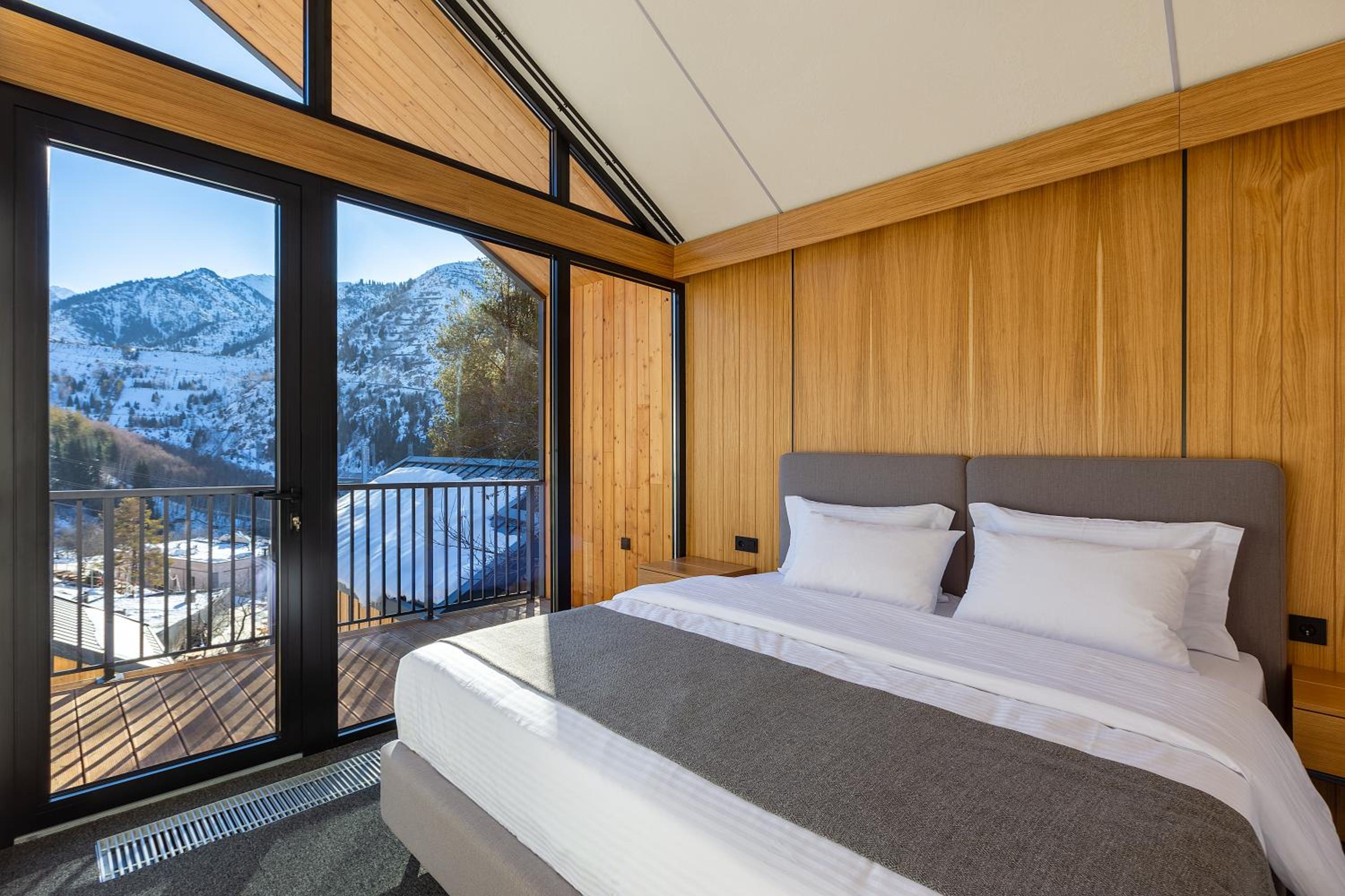 Deluxe Double Room with Balcony - Photo 10