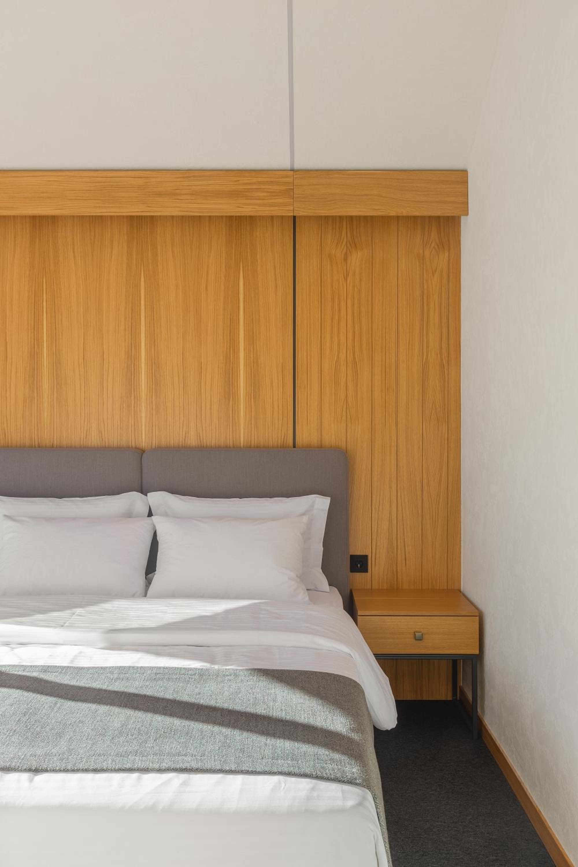 Deluxe Double Room with Balcony - Photo 11