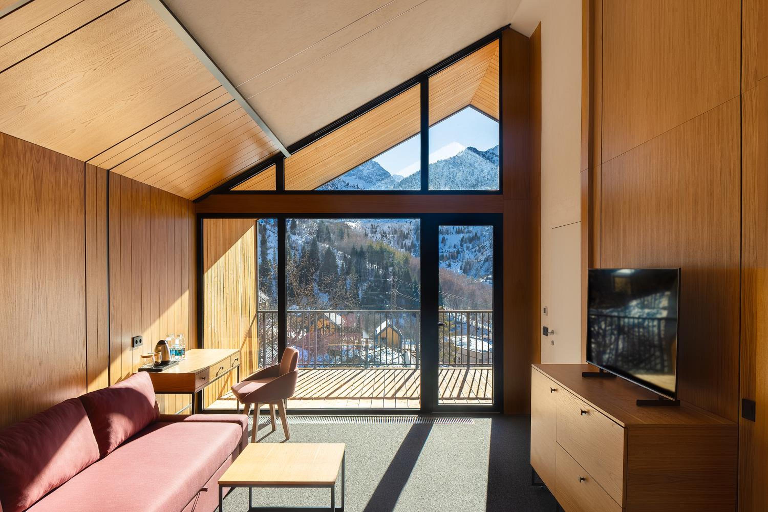 Deluxe Double Room with Balcony - Photo 9