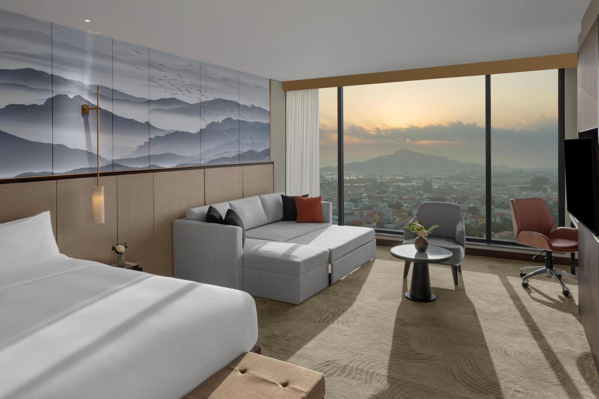 Premium King Room with Club Access - Photo 7