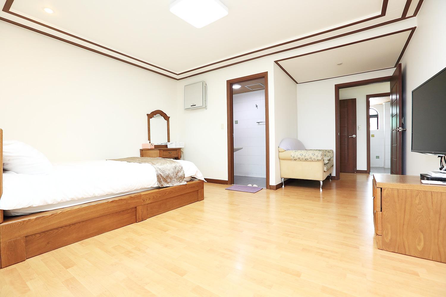 Deluxe Suite with Sea View - Photo 18