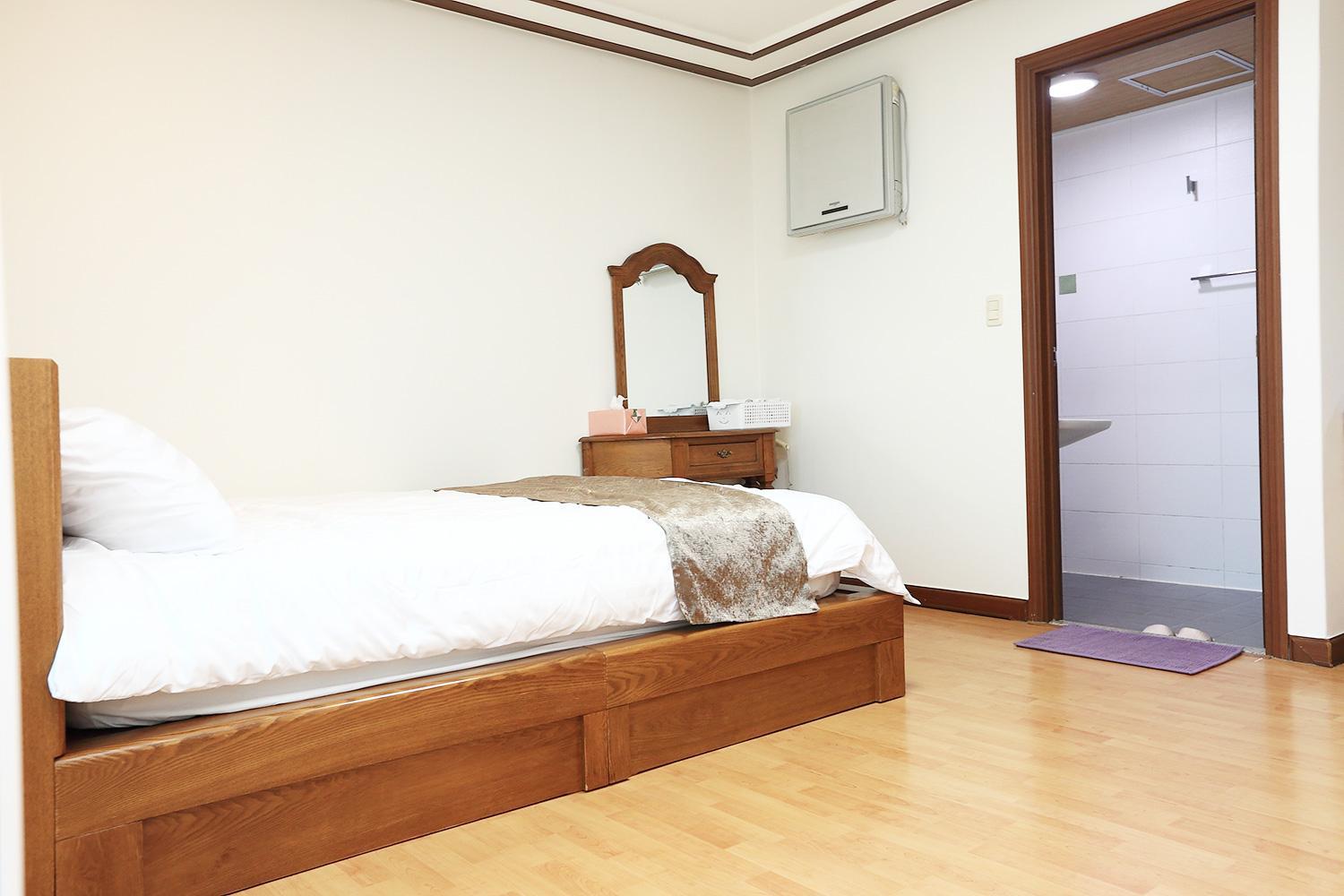 Deluxe Suite with Sea View - Photo 2