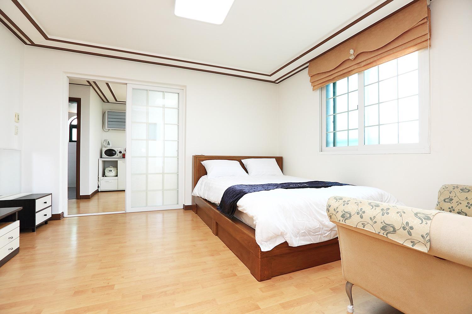Deluxe Suite with Sea View - Photo 10