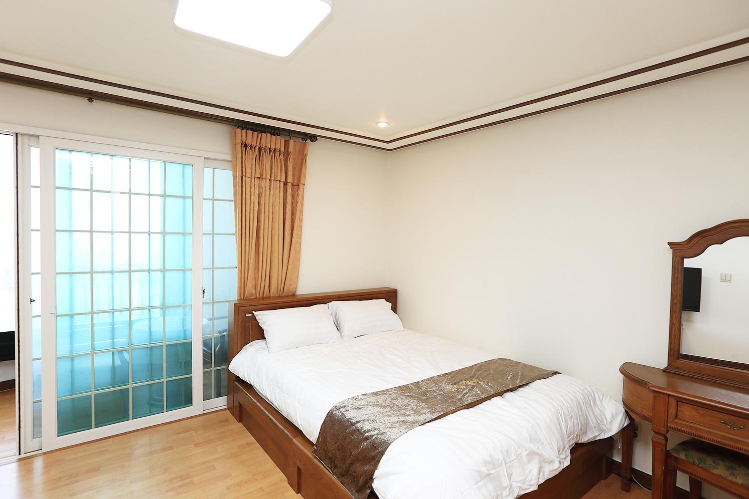Deluxe Suite with Sea View - Photo 5